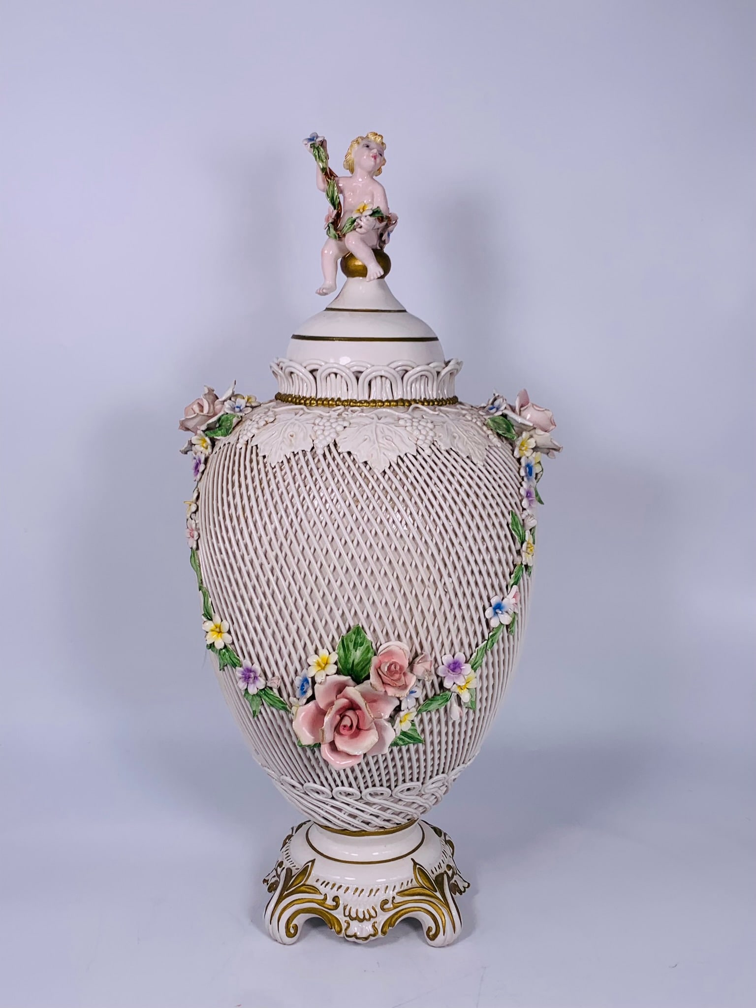 A Vintage Capodimonte Italian Vase and Cover (1 of 10)