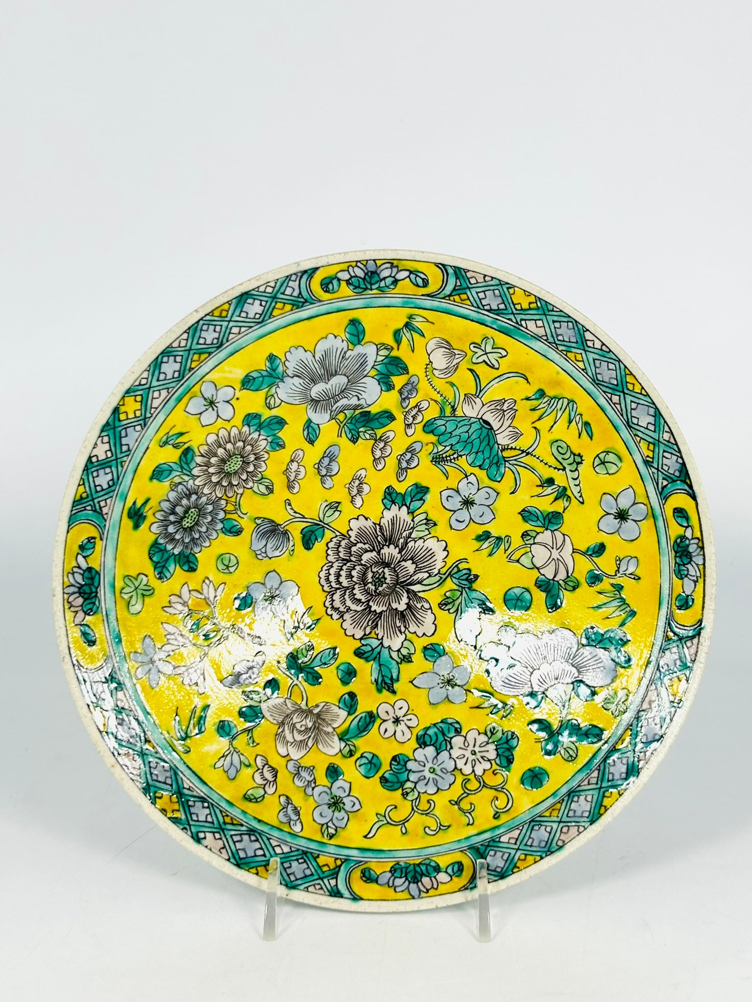 A Chinese Famille Verte Yellow-Ground Black-Back-Ground Dish, Late Qing Dynasty/Republic Period: Apocryphal Kangxi mark to the bottom. 8.5 in. diam.