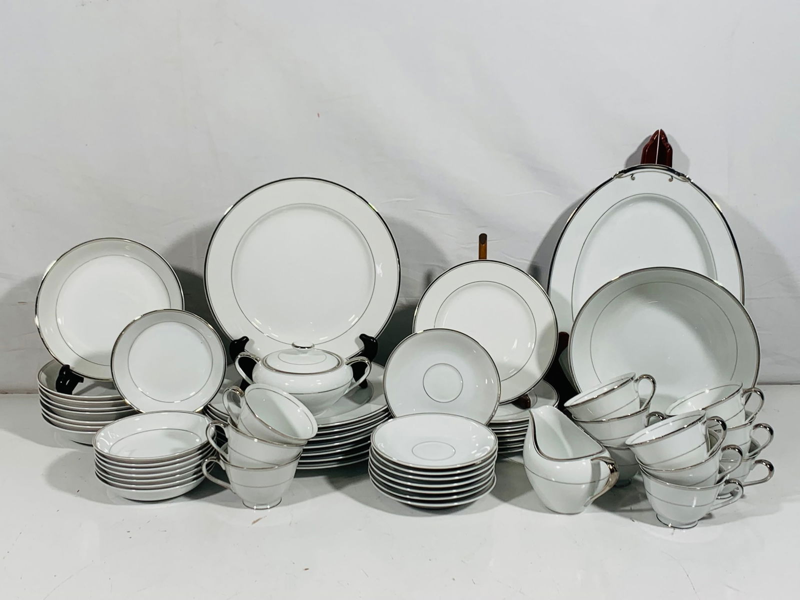A Group of Fifty-Six Royal Platinum by Empress (Japan) Dinner Set (Part) (1 of 16)