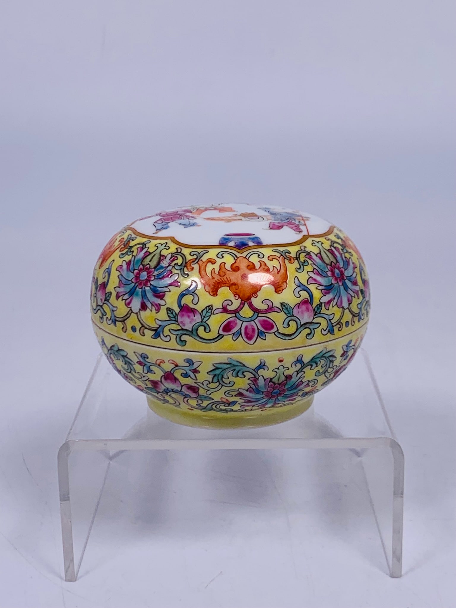 A Chinese Famille Rose Yellow-Ground 'Medallion' 'Boys' Circular Box and Cover, Daoguang Mark, Qing: 2.1 in. high, 3.1 in. diam.