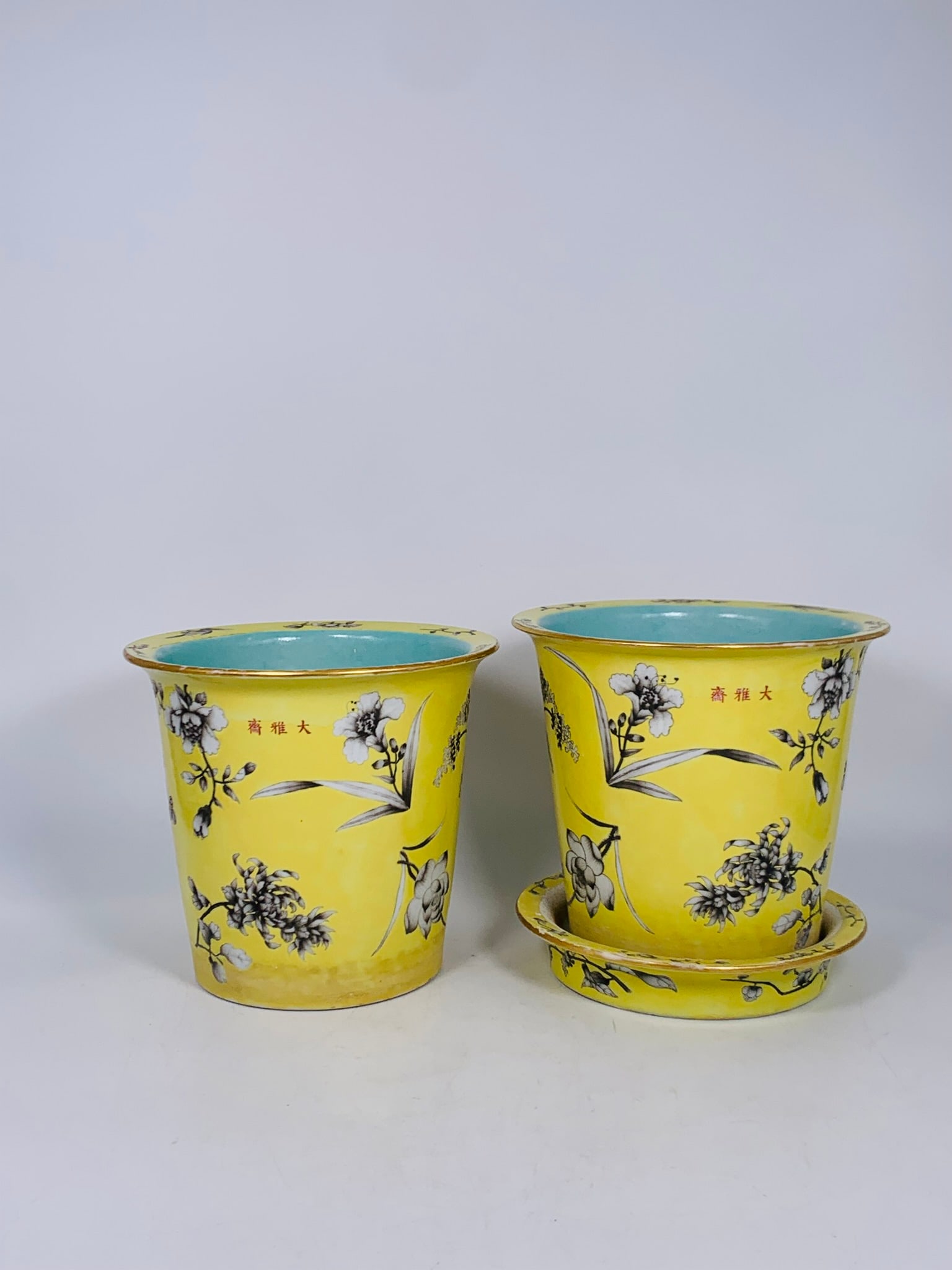 A Pair of Chinese Grisaille-Decorated Yellow-Ground Dayazhai Jardinieres and a Stand (1 of 20)