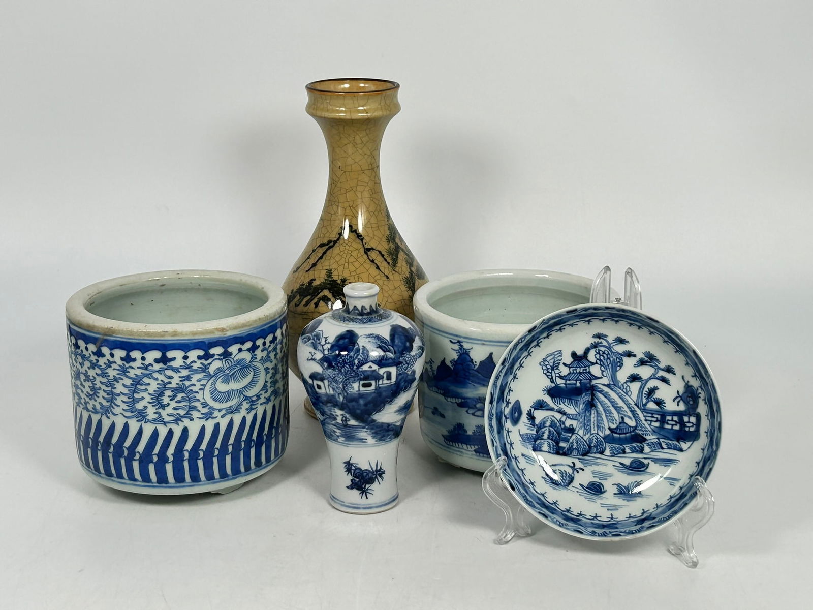A Group of Five Chinese Porcelain Ware (1 of 20)