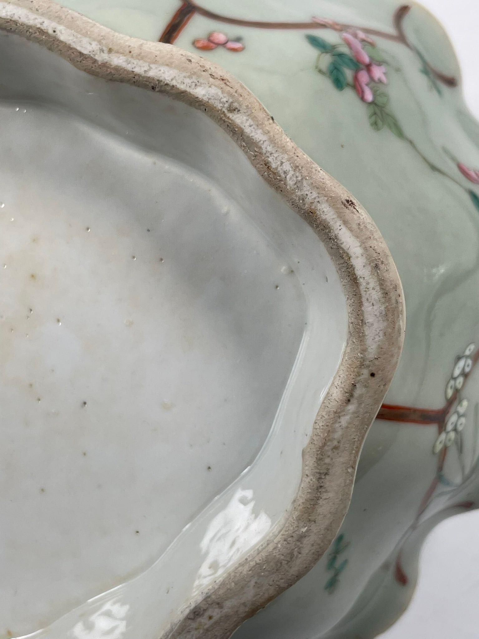A Chinese Famille Rose Celadon-Glazed 'Butterfly and Flower' Porcelain Oval Bowl, Qing Dynasty - 10