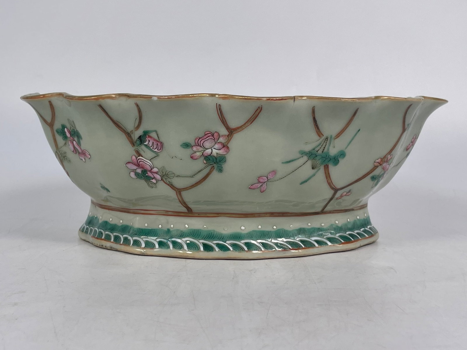 A Chinese Famille Rose Celadon-Glazed 'Butterfly and Flower' Porcelain Oval Bowl, Qing Dynasty - 2