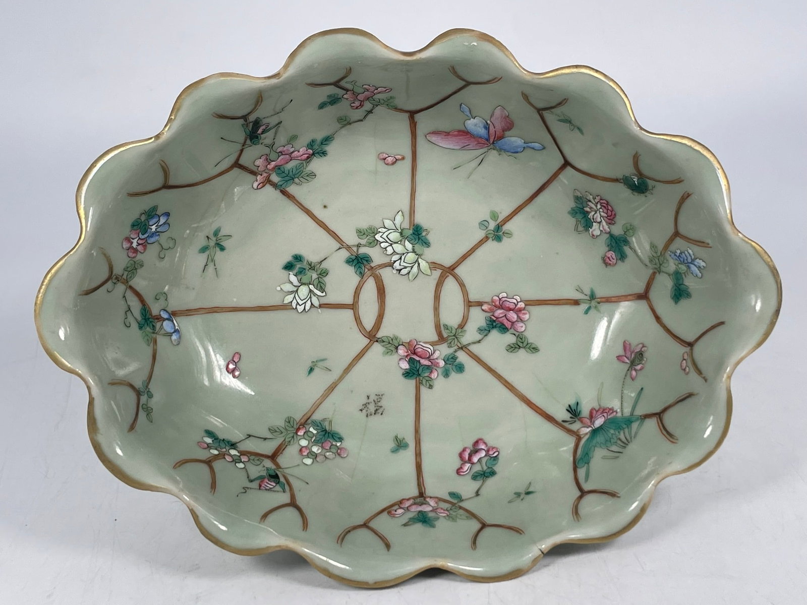 A Chinese Famille Rose Celadon-Glazed 'Butterfly and Flower' Porcelain Oval Bowl, Qing Dynasty - 3