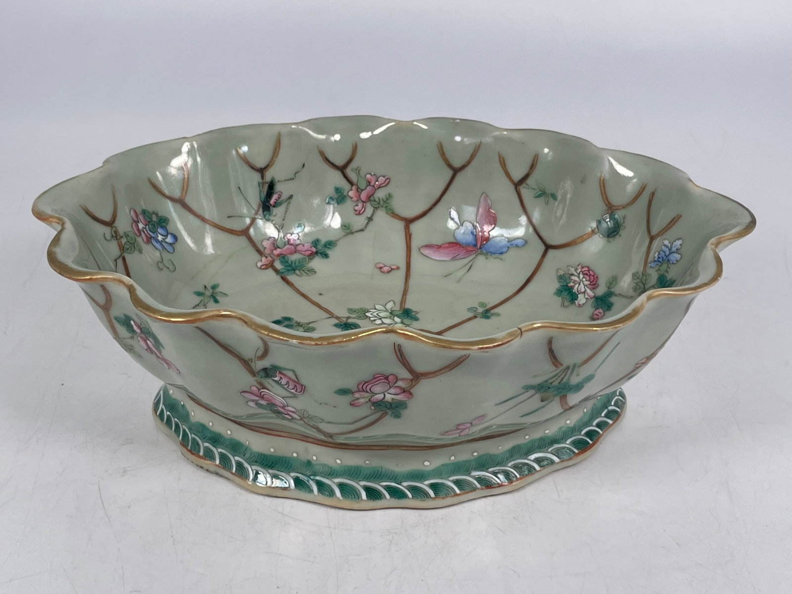 A Chinese Famille Rose Celadon-Glazed 'Butterfly and Flower' Porcelain Oval Bowl, Qing Dynasty - 4