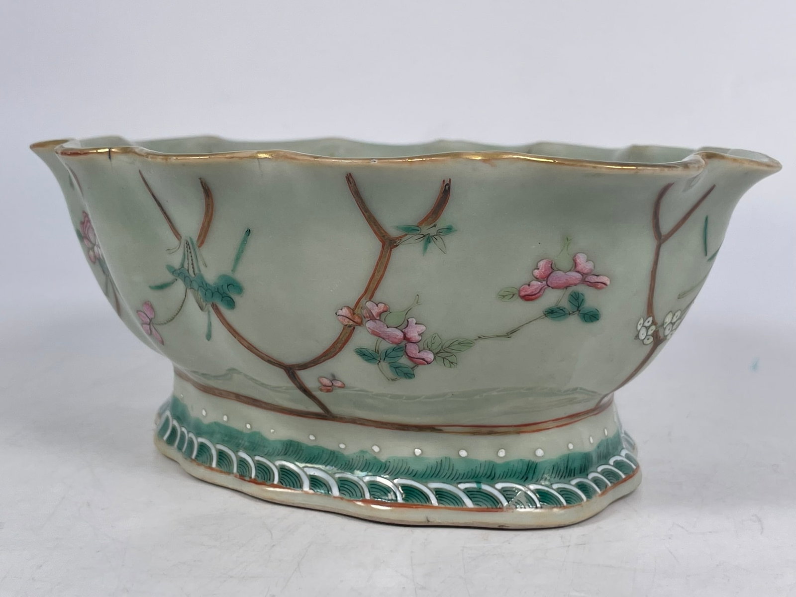 A Chinese Famille Rose Celadon-Glazed 'Butterfly and Flower' Porcelain Oval Bowl, Qing Dynasty - 5