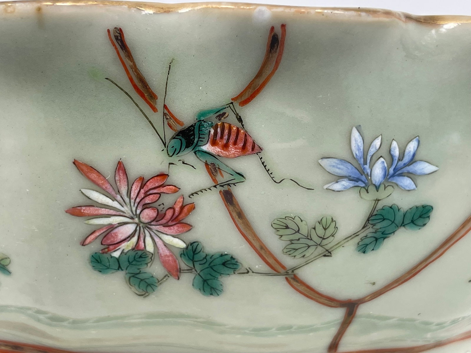 A Chinese Famille Rose Celadon-Glazed 'Butterfly and Flower' Porcelain Oval Bowl, Qing Dynasty - 6