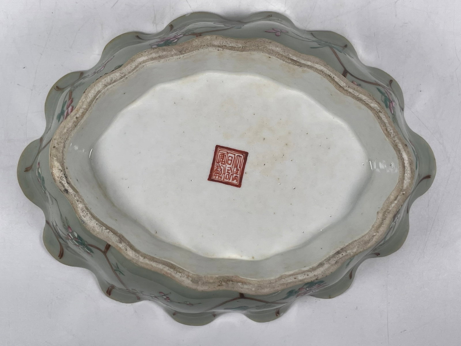 A Chinese Famille Rose Celadon-Glazed 'Butterfly and Flower' Porcelain Oval Bowl, Qing Dynasty - 7