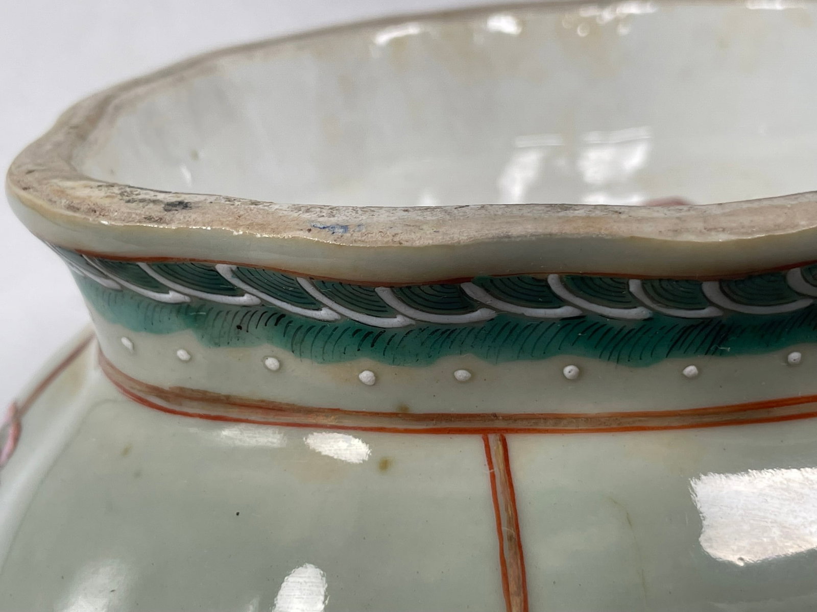 A Chinese Famille Rose Celadon-Glazed 'Butterfly and Flower' Porcelain Oval Bowl, Qing Dynasty - 9