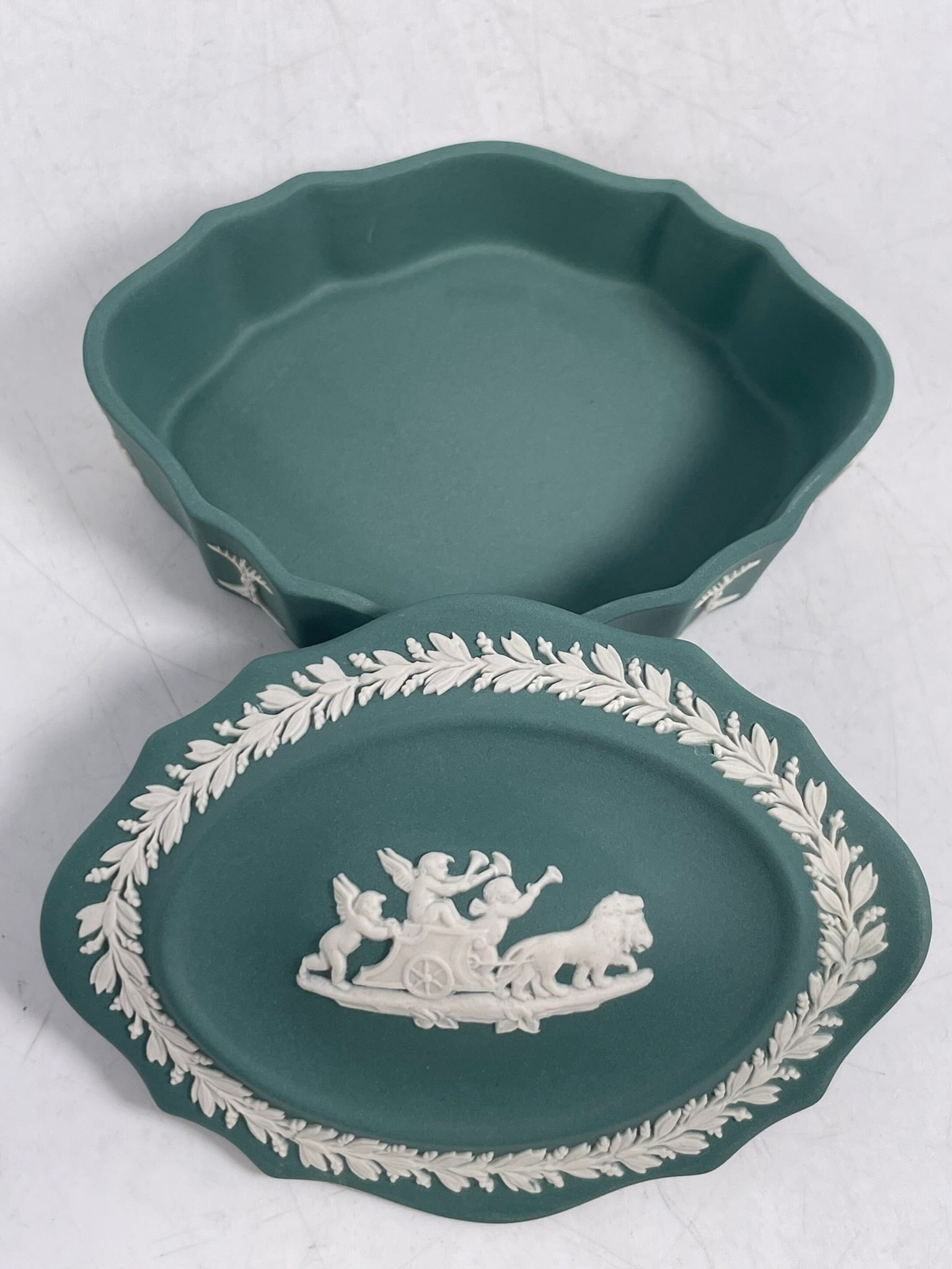 A Group of Five Wedgwood Jasperware - 12