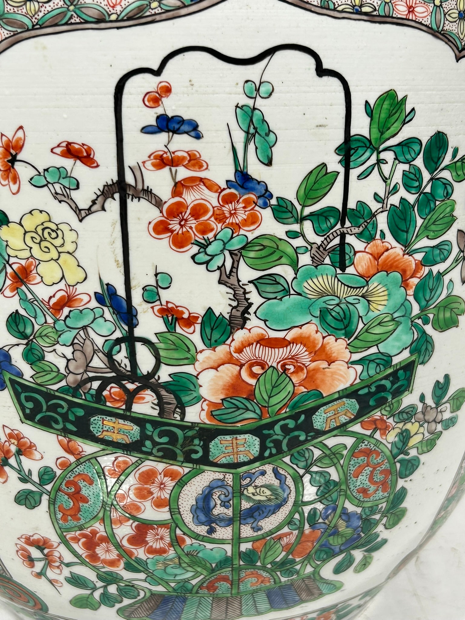 A Chinese Famille Verte Wucai Jardiniere, Kangxi Period, Qing Dynasty - 2