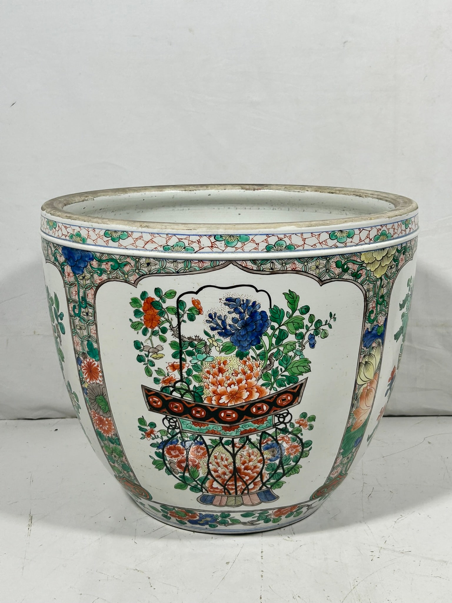 A Chinese Famille Verte Wucai Jardiniere, Kangxi Period, Qing Dynasty - 3
