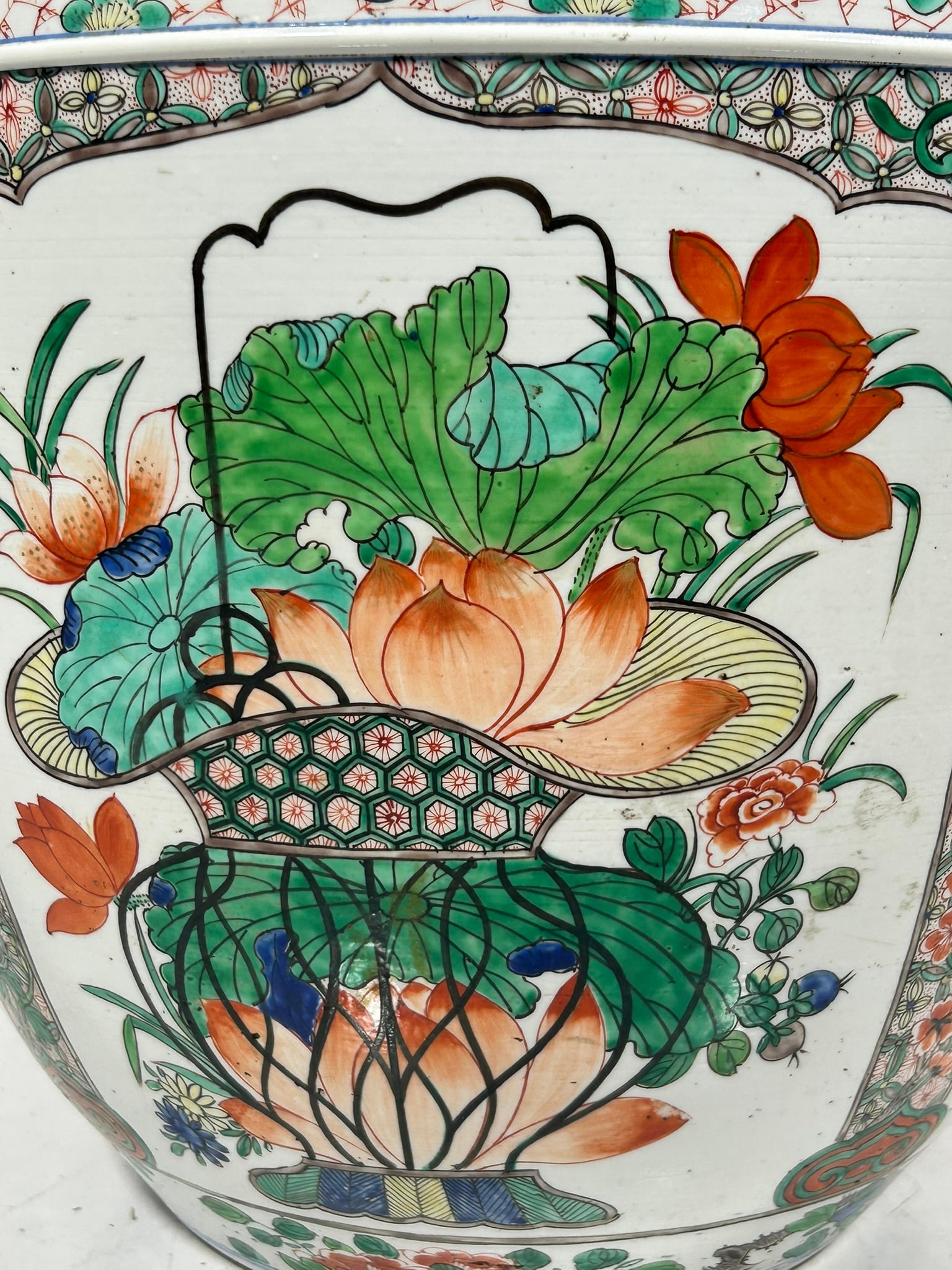 A Chinese Famille Verte Wucai Jardiniere, Kangxi Period, Qing Dynasty - 7