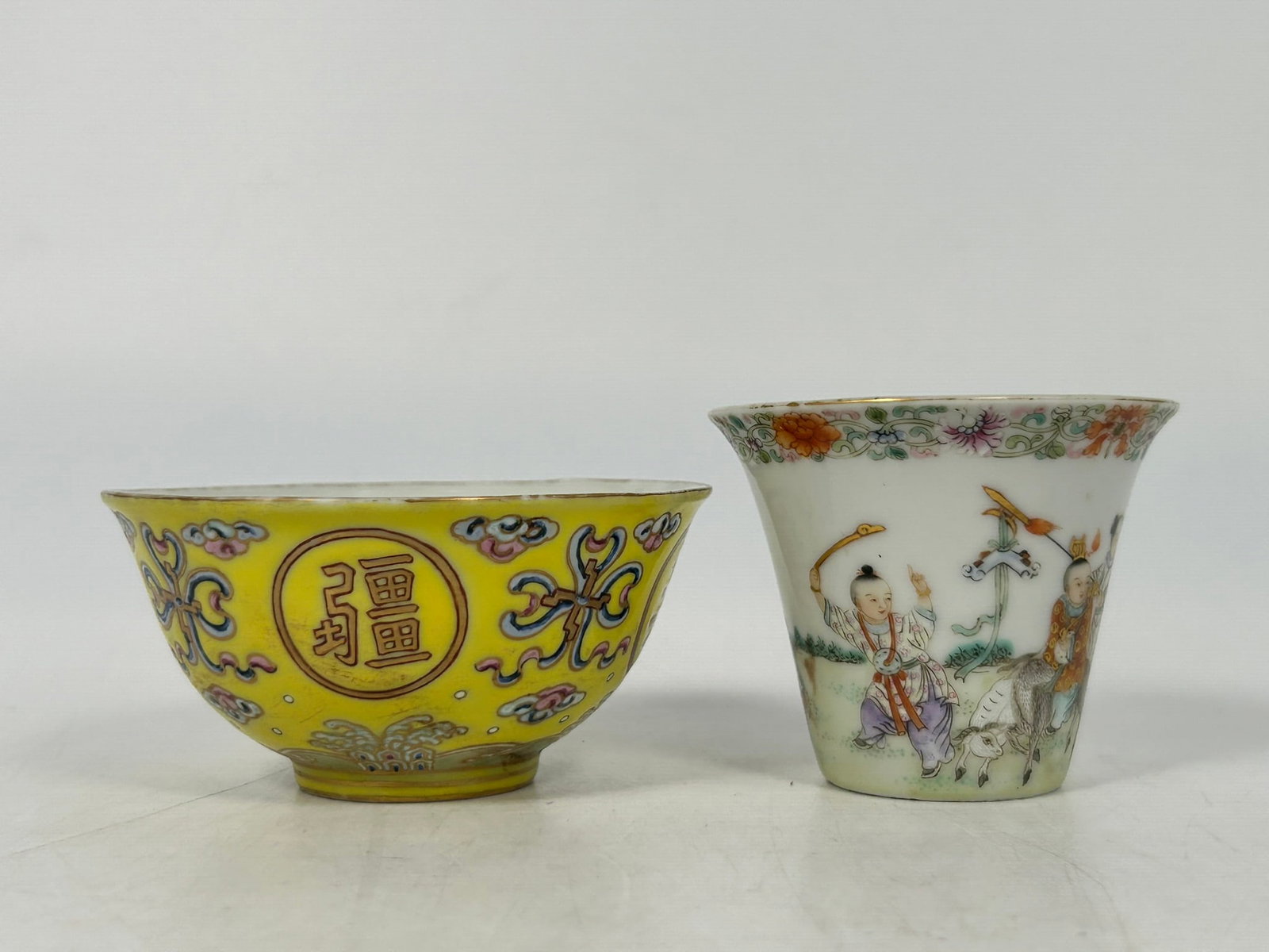 A Group of Three Chinese Famille Rose Porcelain Ware - 10