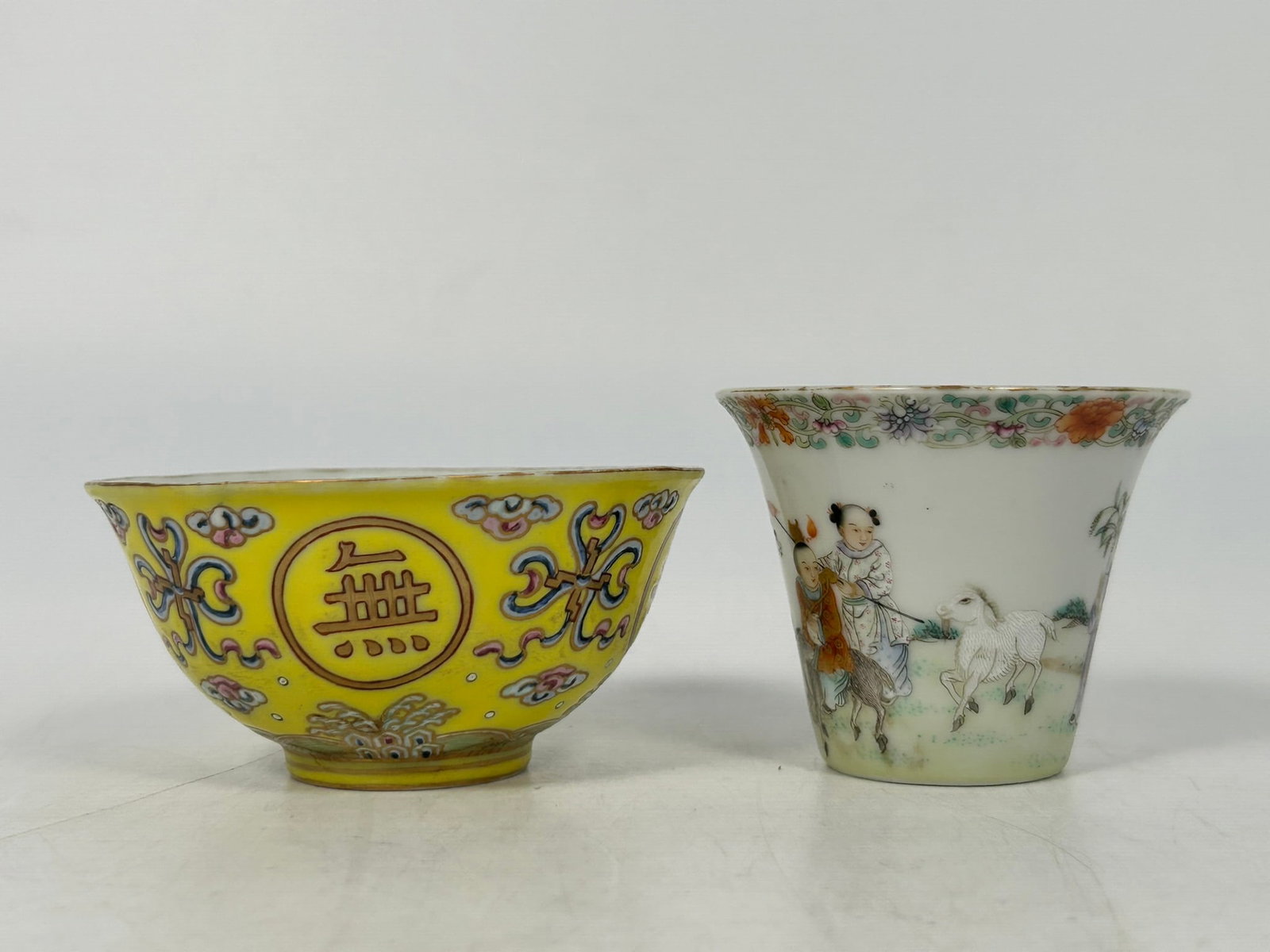 A Group of Three Chinese Famille Rose Porcelain Ware - 11