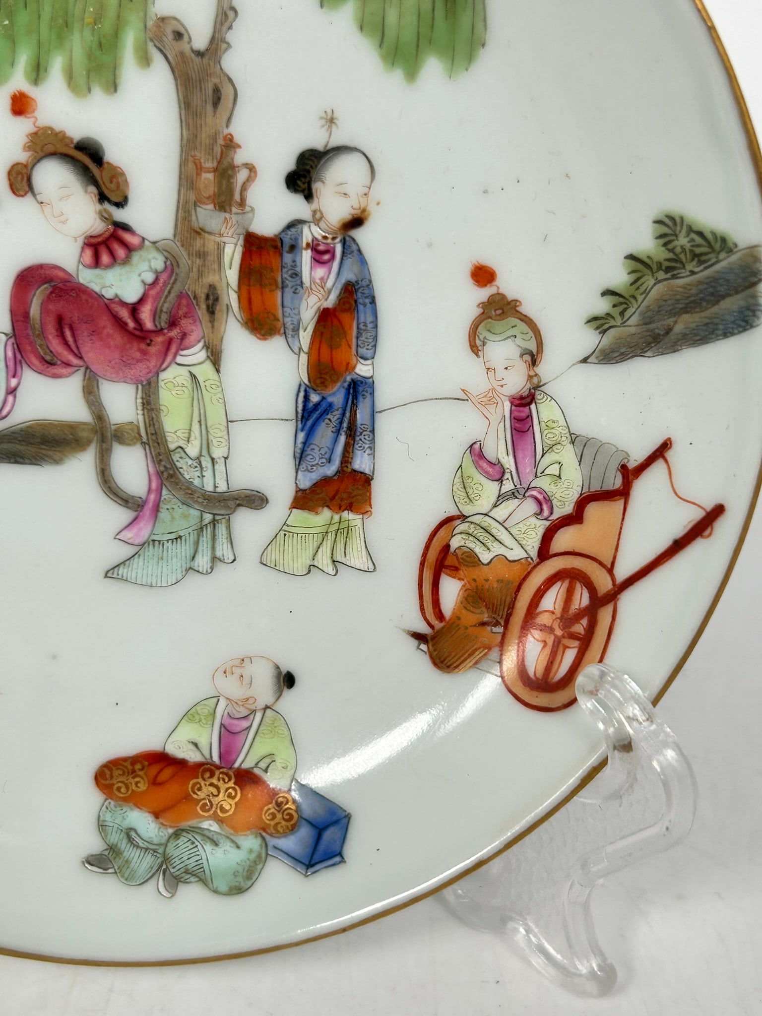 A Group of Three Chinese Famille Rose Porcelain Ware - 4