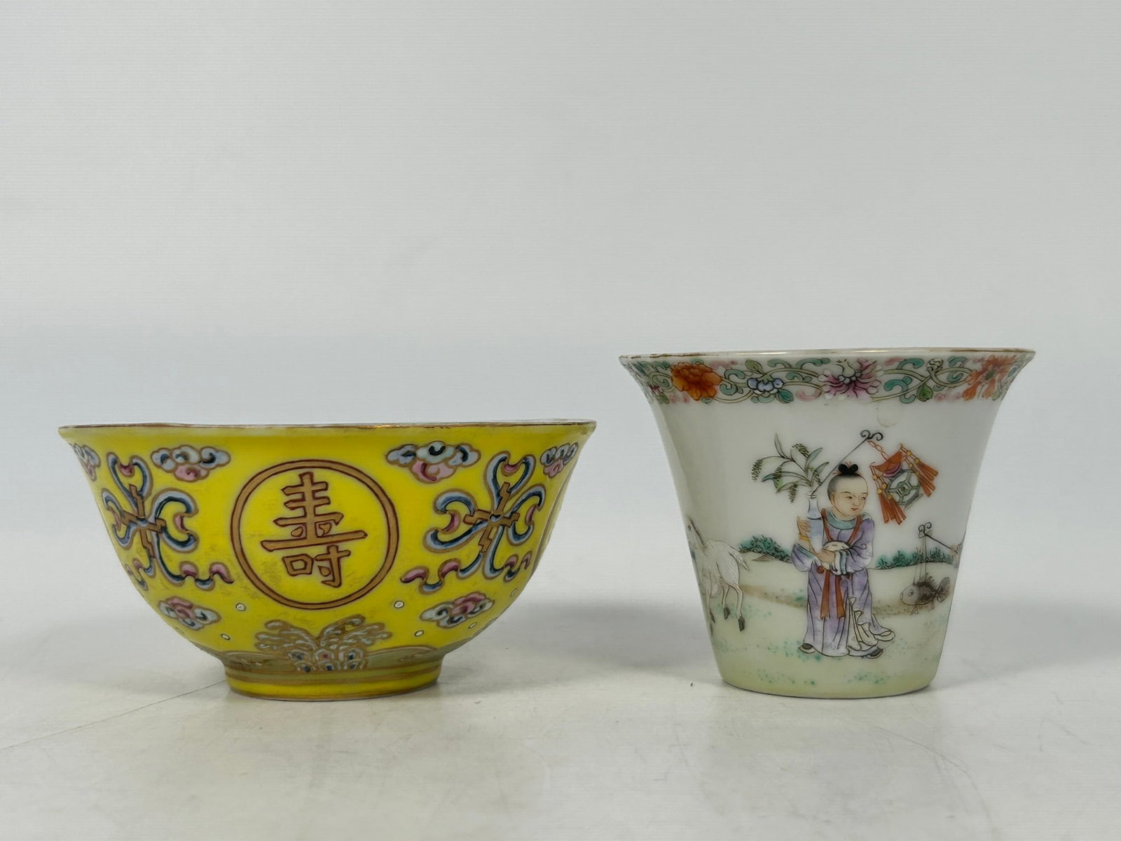 A Group of Three Chinese Famille Rose Porcelain Ware - 7