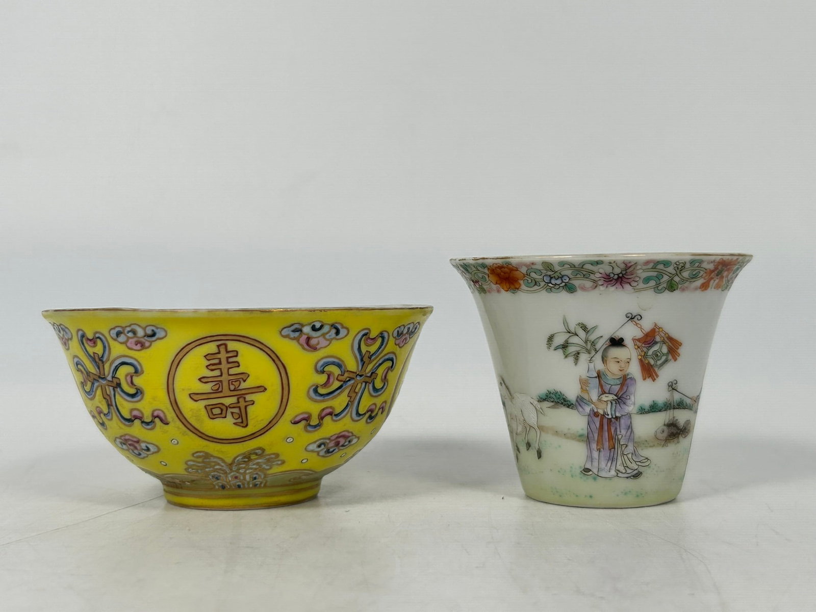 A Group of Three Chinese Famille Rose Porcelain Ware - 8