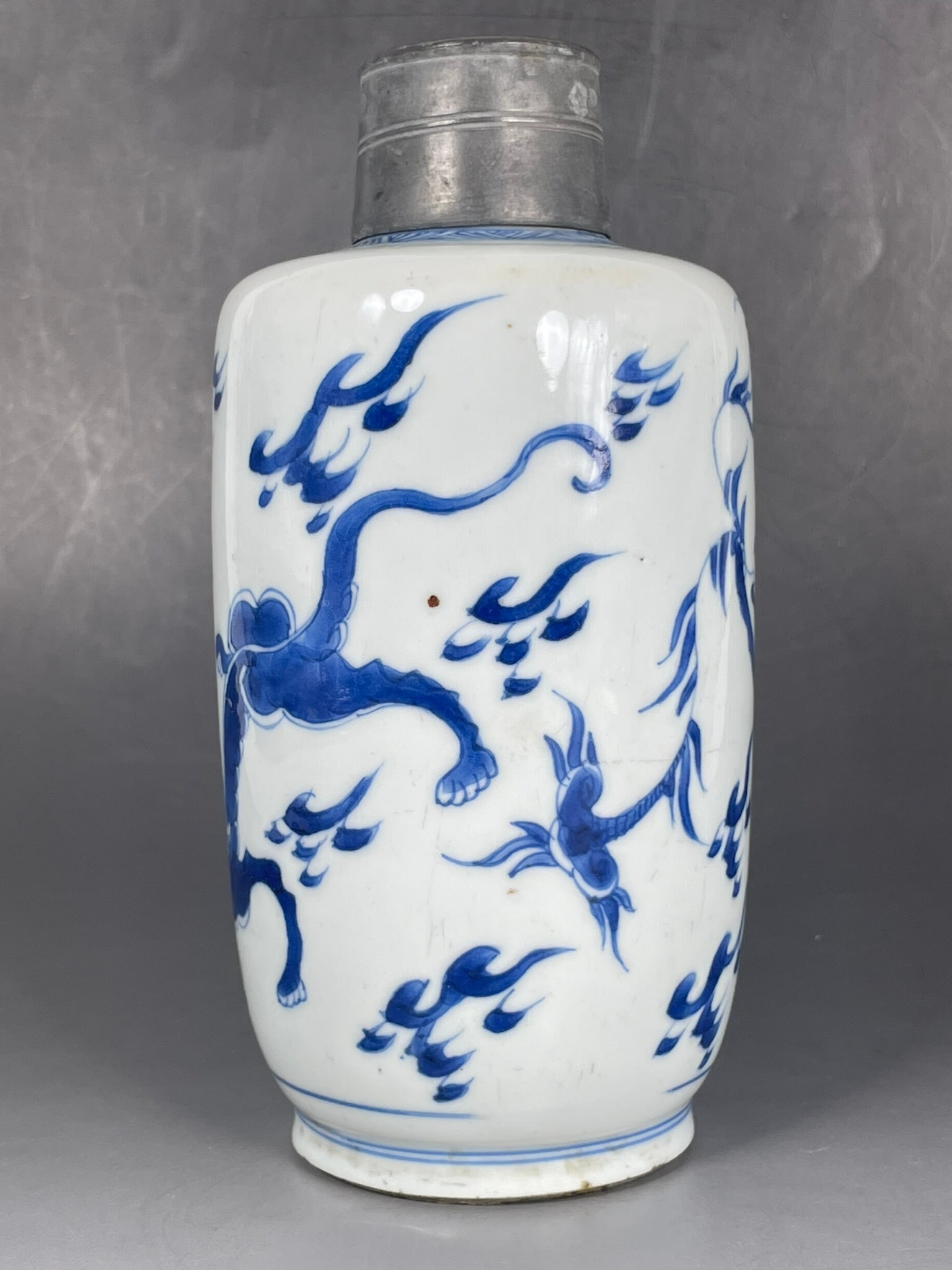 A Chinese Blue and White 'Dragon' Porcelain Vase and Pewter Cover, Kangxi Period, Qing Dynasty - 2