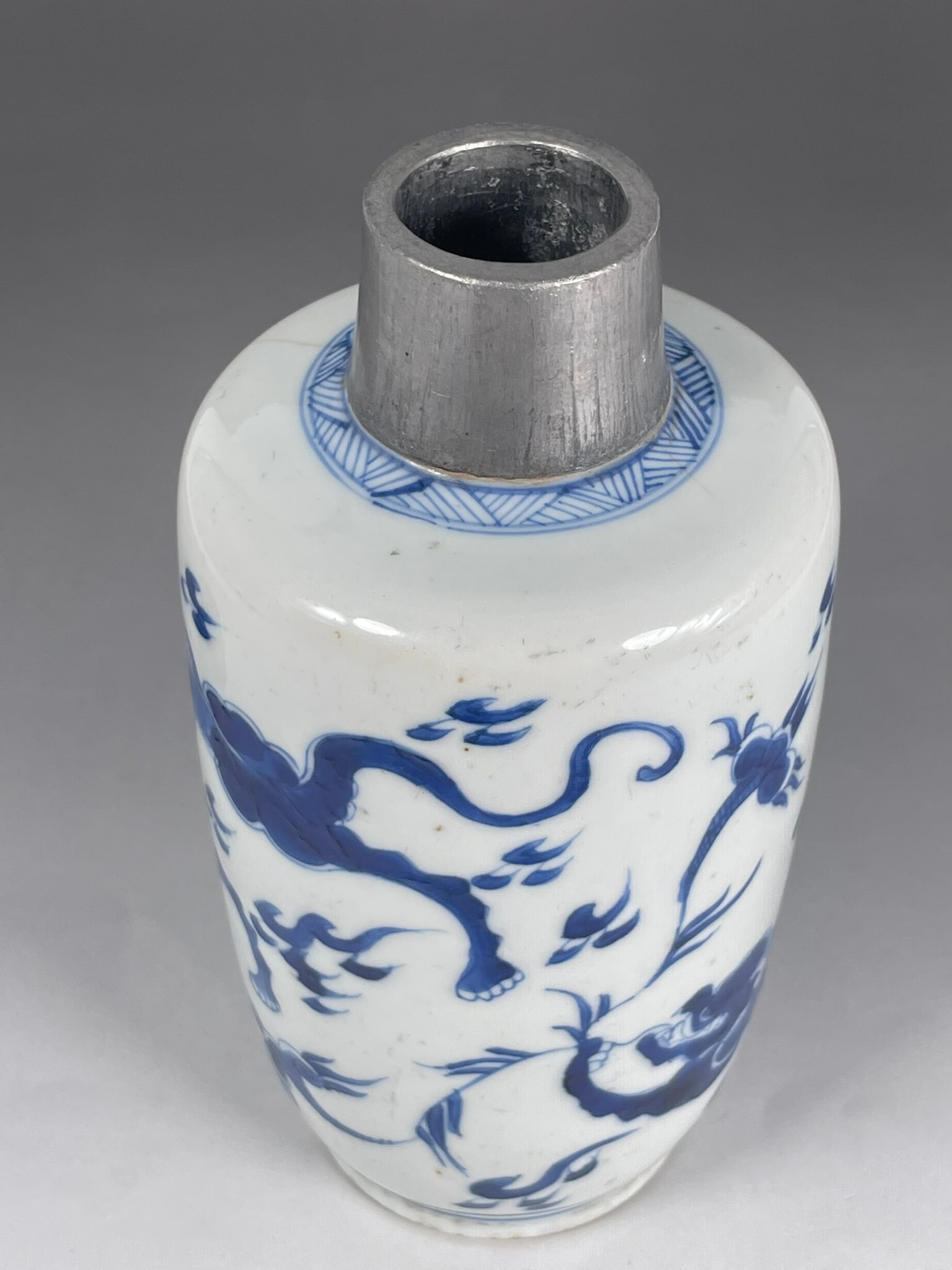A Chinese Blue and White 'Dragon' Porcelain Vase and Pewter Cover, Kangxi Period, Qing Dynasty - 5