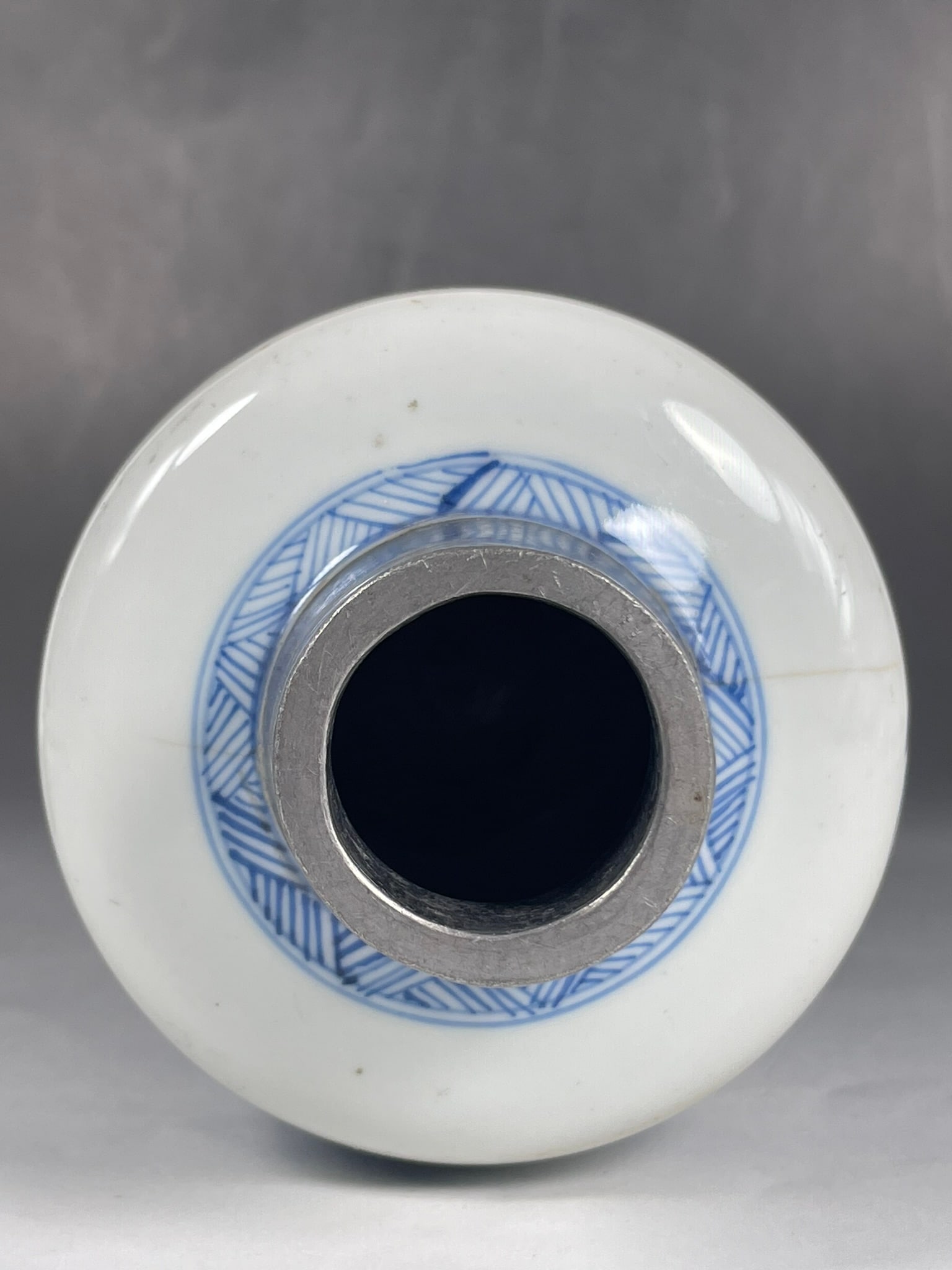 A Chinese Blue and White 'Dragon' Porcelain Vase and Pewter Cover, Kangxi Period, Qing Dynasty - 7
