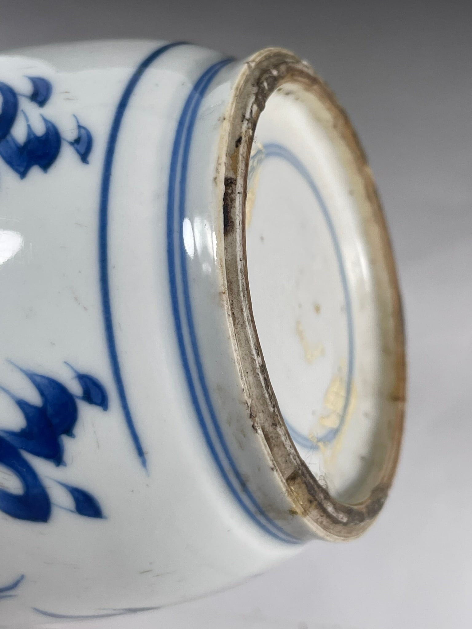 A Chinese Blue and White 'Dragon' Porcelain Vase and Pewter Cover, Kangxi Period, Qing Dynasty - 8