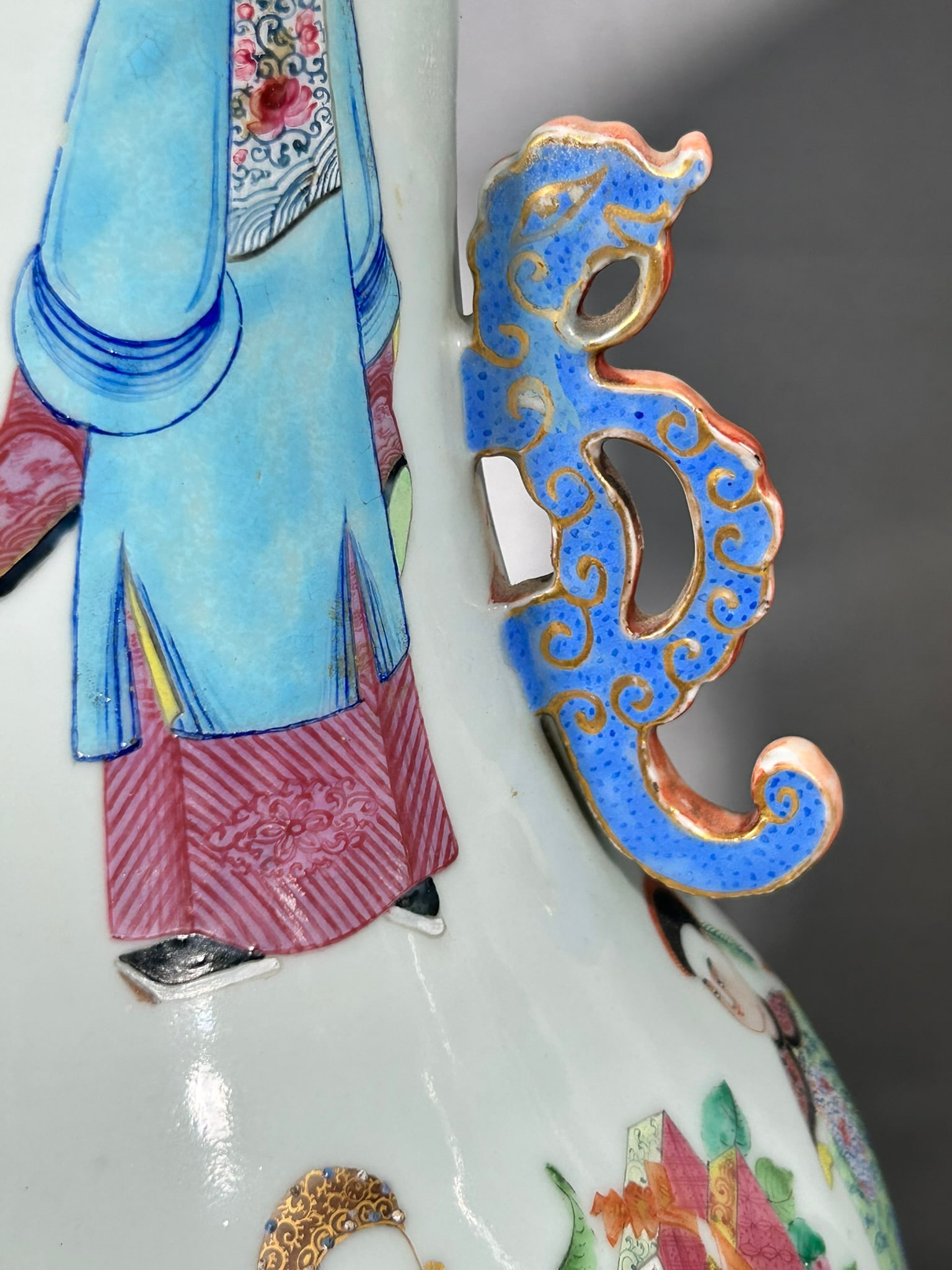 A Pair of Chinese Large Famille Rose 'Figural' Porcelain Vases - 4