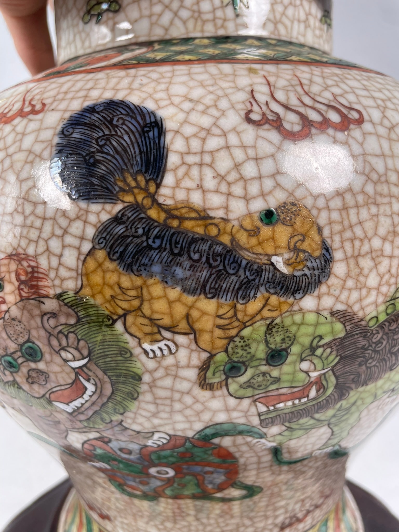 A Chinese Famille Verte Wucai 'Buddhist Lions' Porcelain Jar - 13