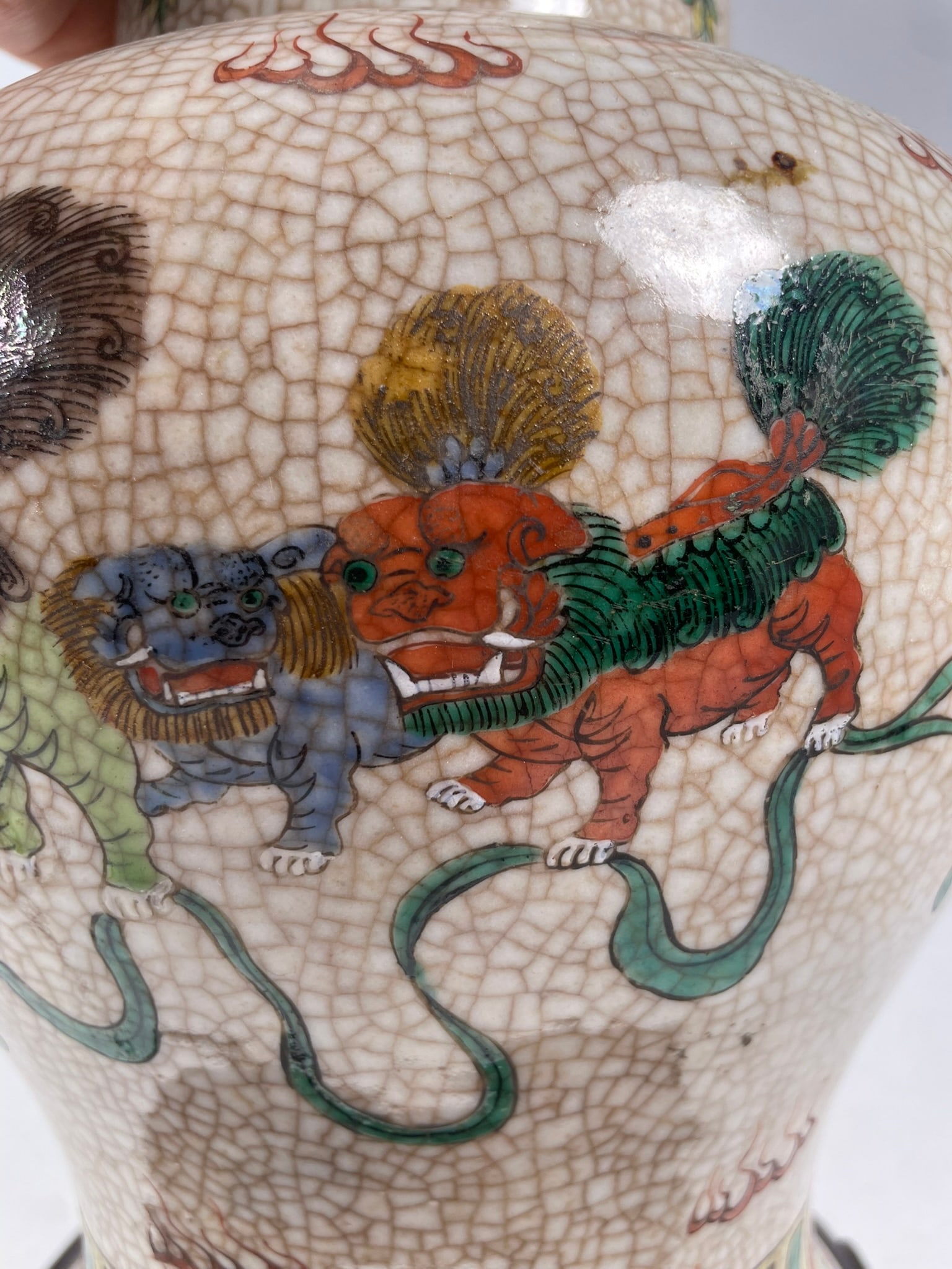 A Chinese Famille Verte Wucai 'Buddhist Lions' Porcelain Jar - 14