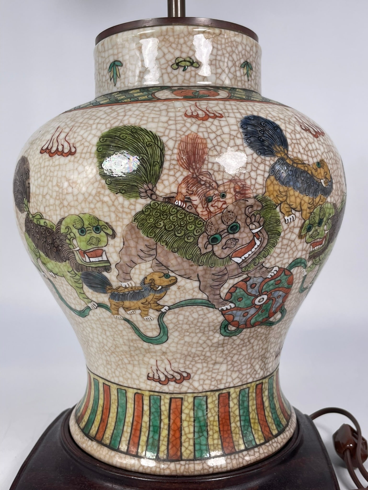 A Chinese Famille Verte Wucai 'Buddhist Lions' Porcelain Jar - 2
