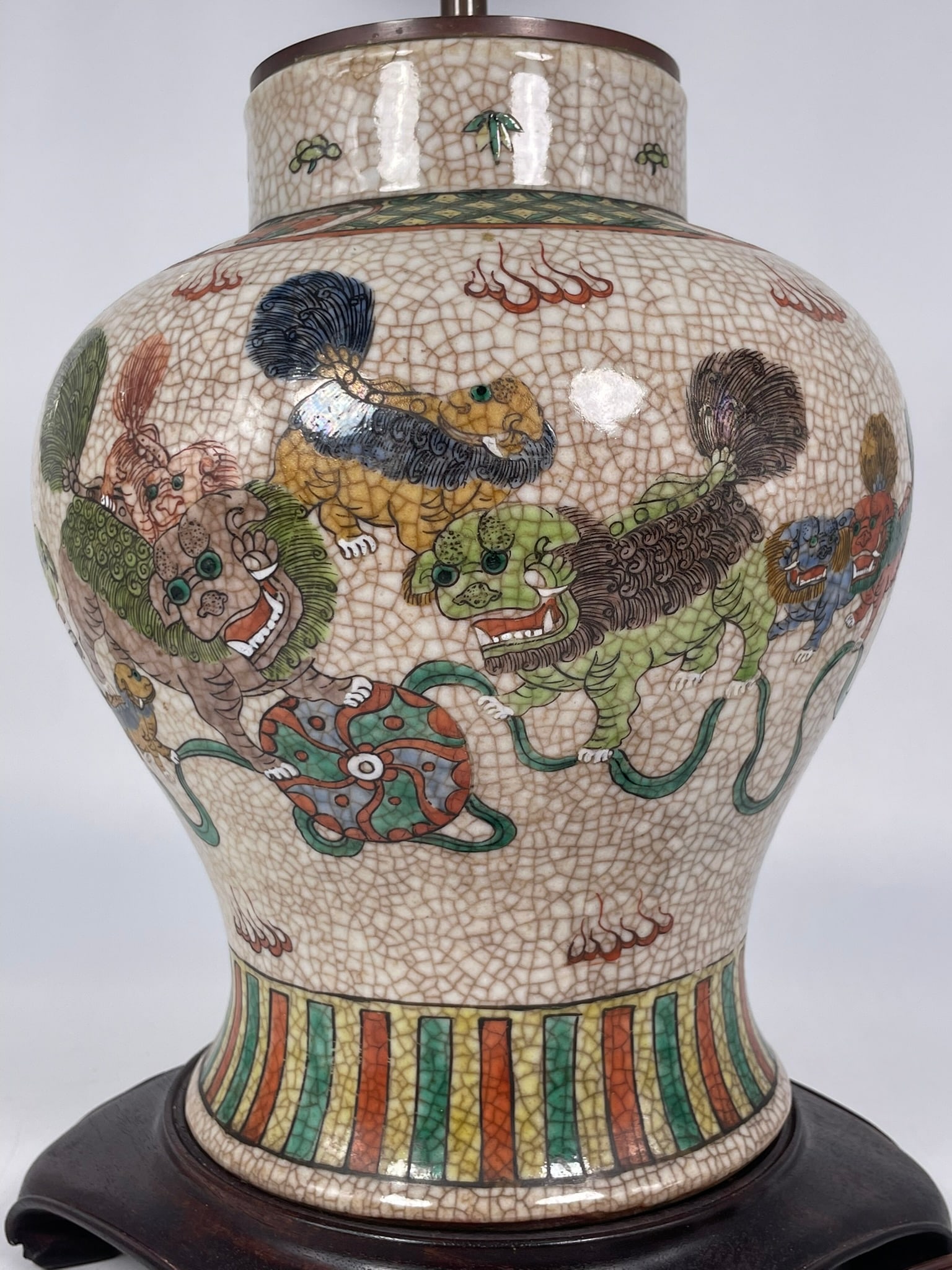 A Chinese Famille Verte Wucai 'Buddhist Lions' Porcelain Jar - 3