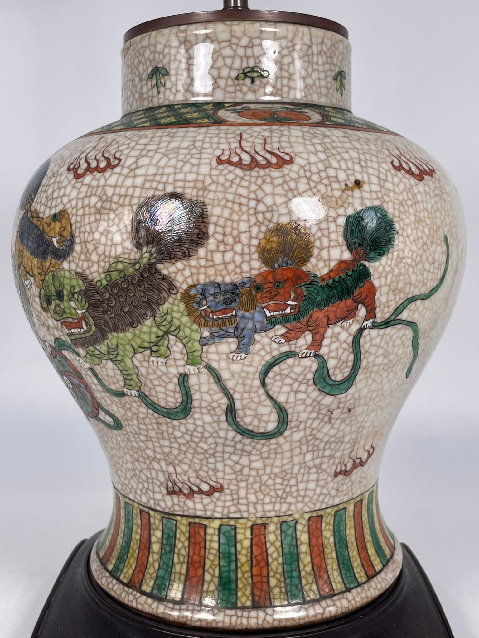 A Chinese Famille Verte Wucai 'Buddhist Lions' Porcelain Jar - 4