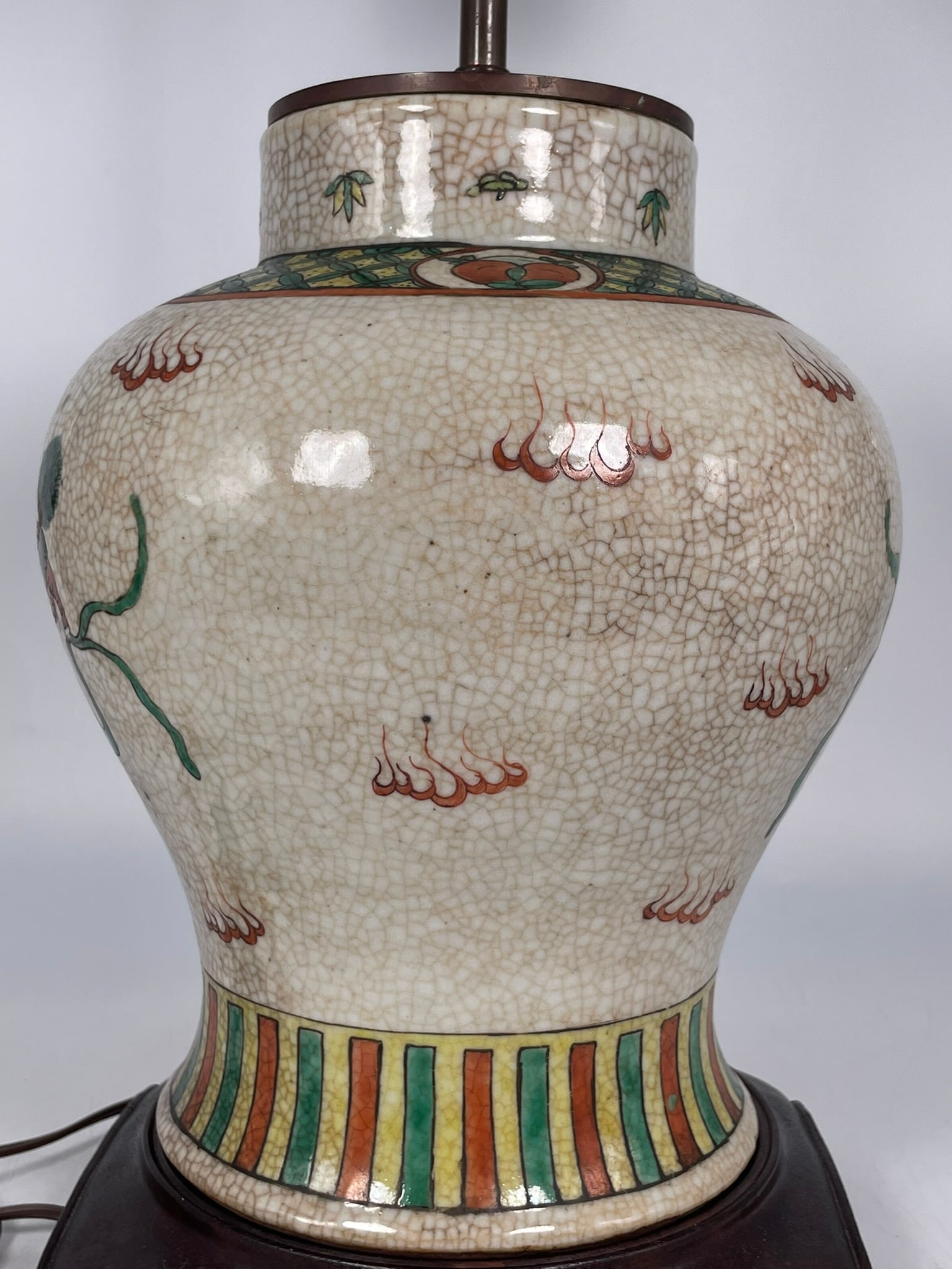 A Chinese Famille Verte Wucai 'Buddhist Lions' Porcelain Jar - 5