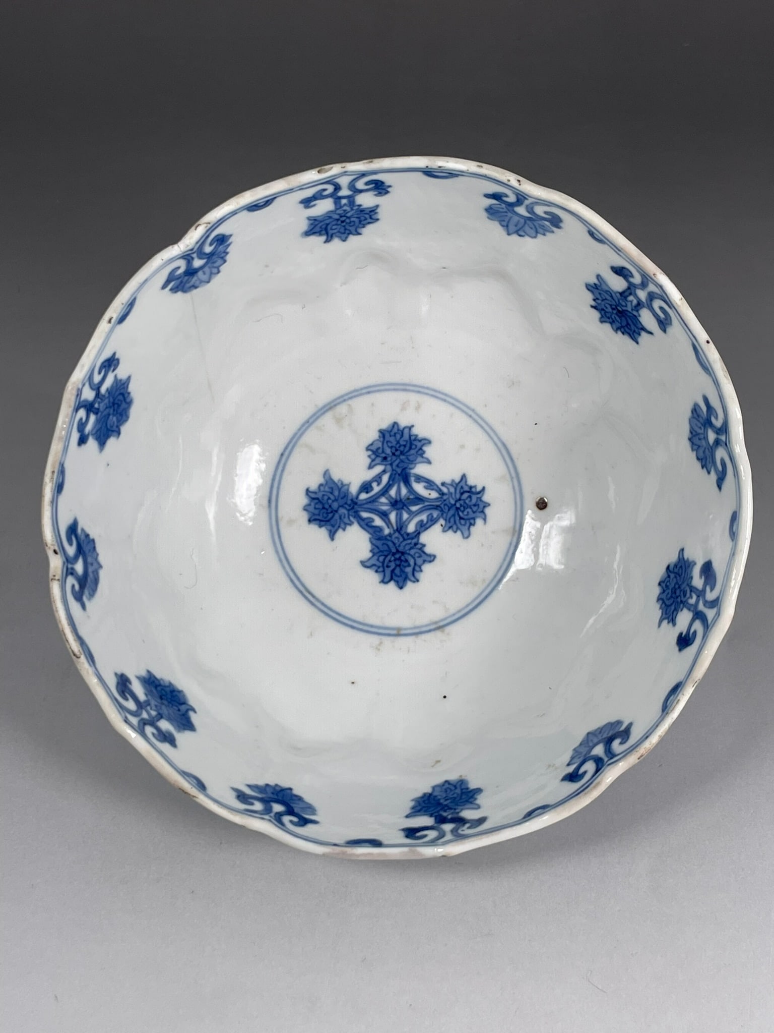 A Chinese Blue and White 'Ladies' Porcelain Bowl, a Kangxi Mark - 6