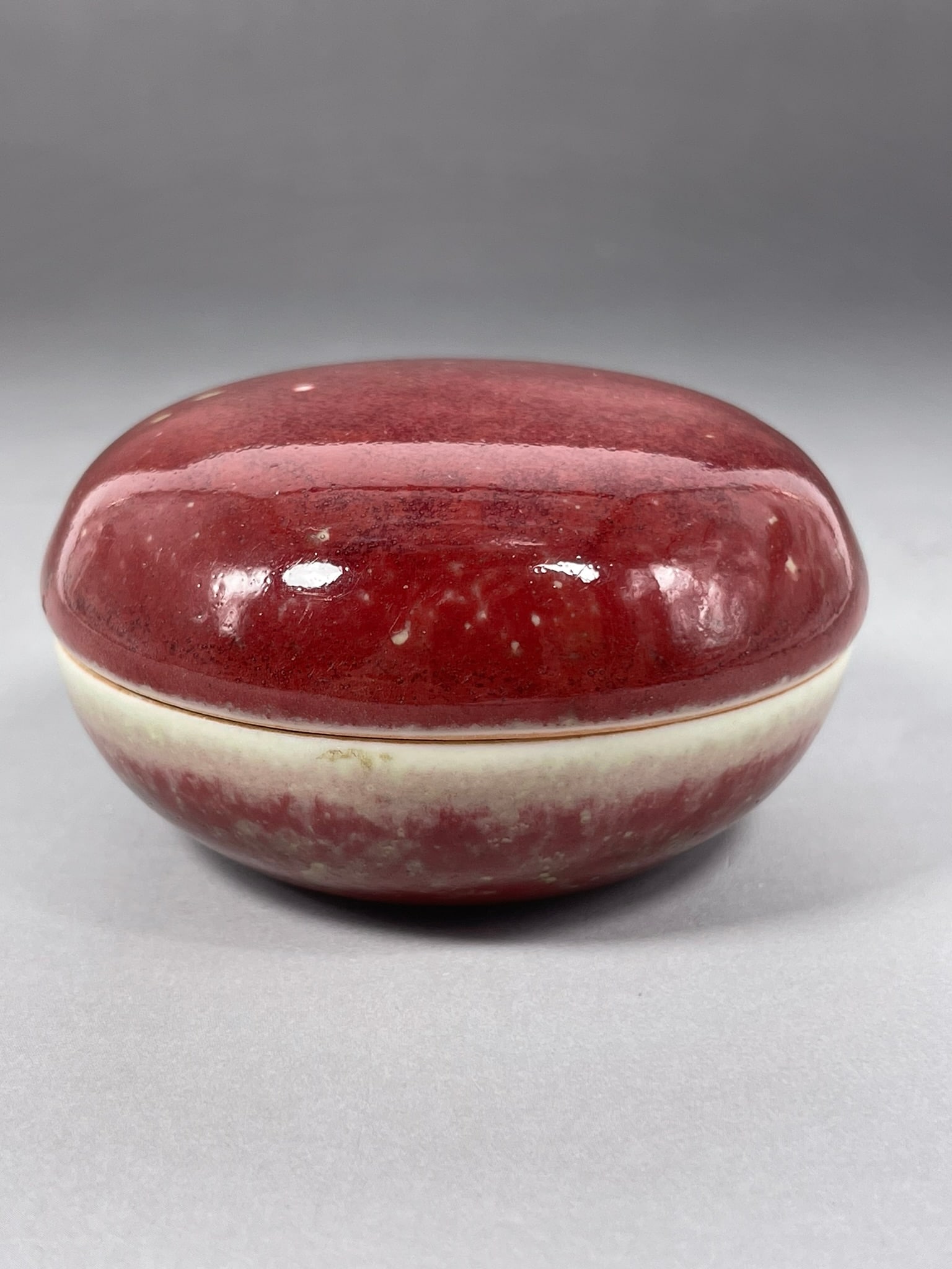 A Chinese Peachbloom-Glazed Porcelain Circular Box and Cover, Kangxi Mark, Qing Dynasty - 10