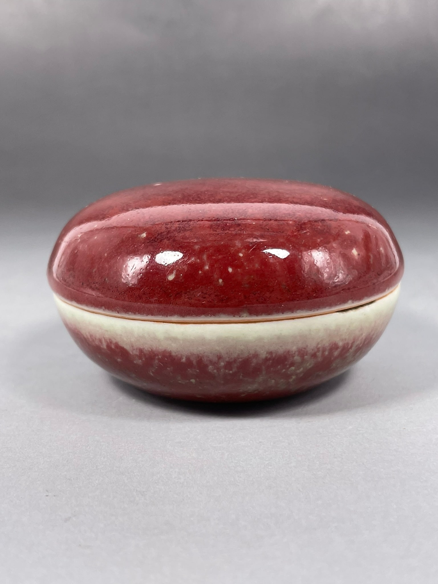A Chinese Peachbloom-Glazed Porcelain Circular Box and Cover, Kangxi Mark, Qing Dynasty - 2