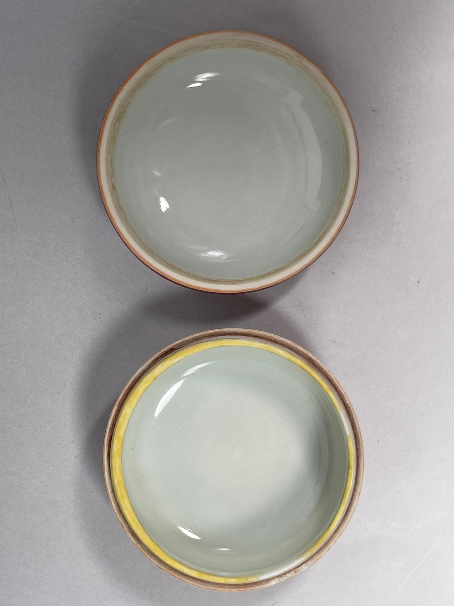 A Chinese Peachbloom-Glazed Porcelain Circular Box and Cover, Kangxi Mark, Qing Dynasty - 5