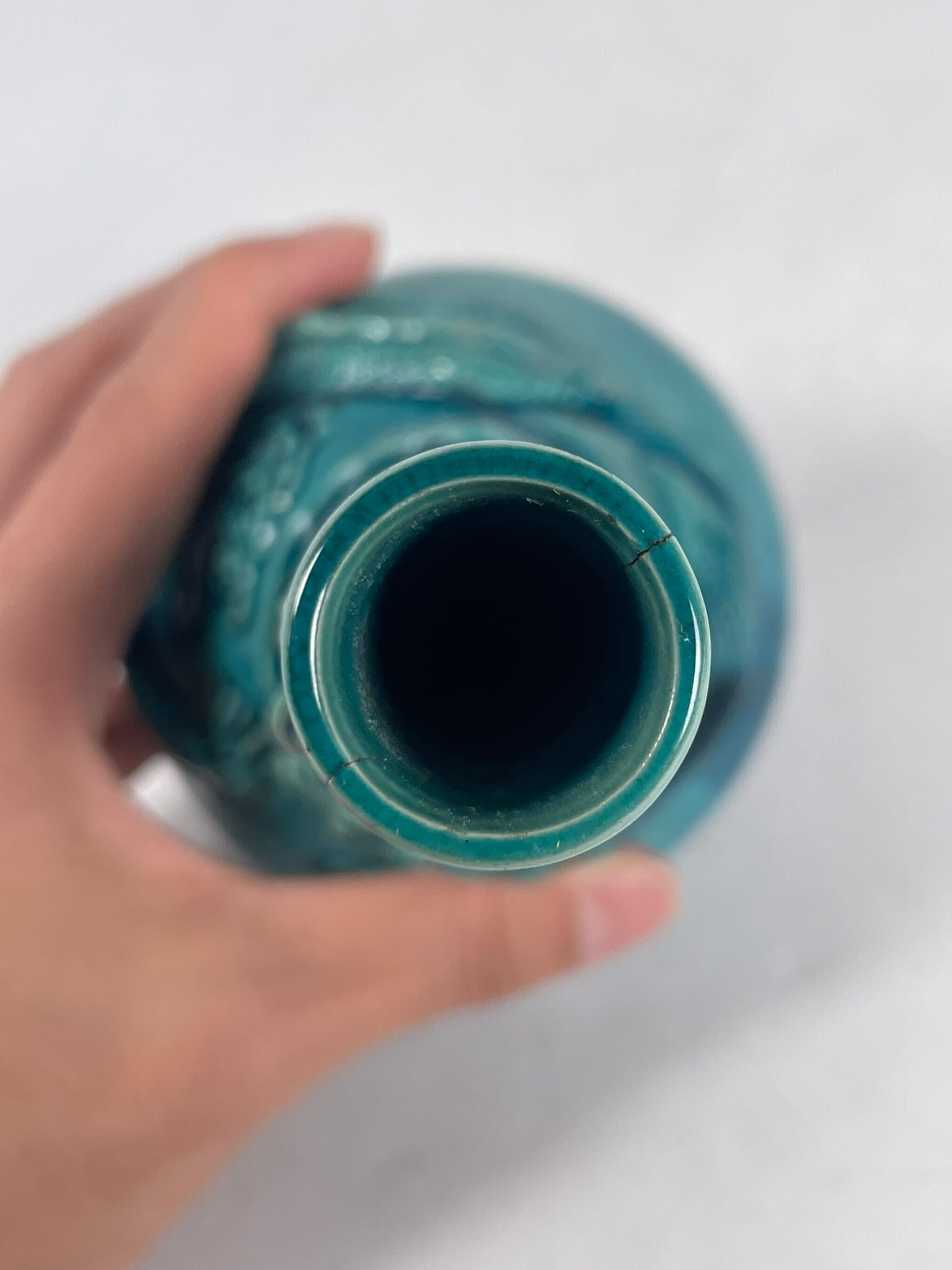 A Chinese Green-Glazed Molded 'Dragon' Porcelain Vase - 11
