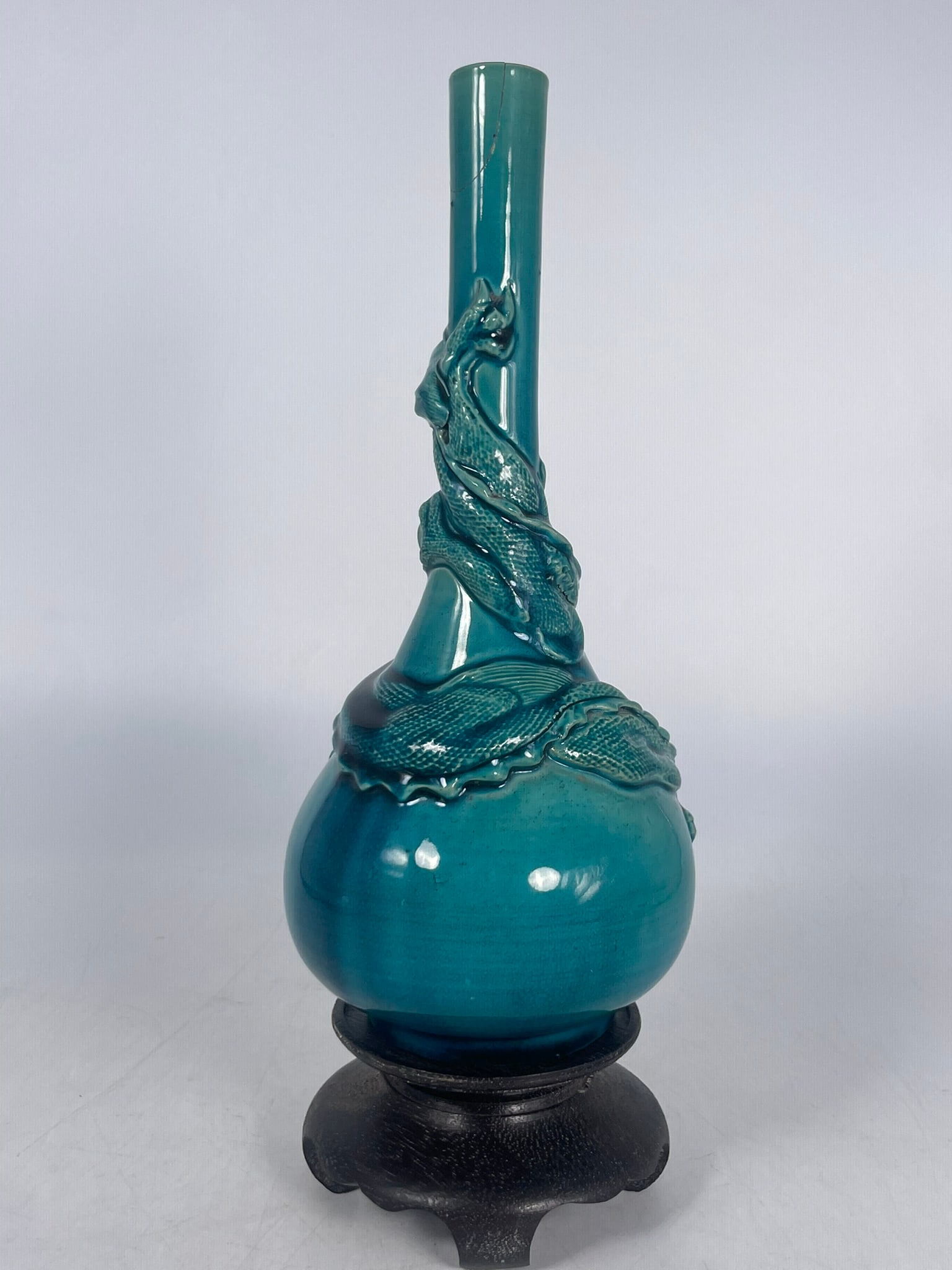 A Chinese Green-Glazed Molded 'Dragon' Porcelain Vase - 3