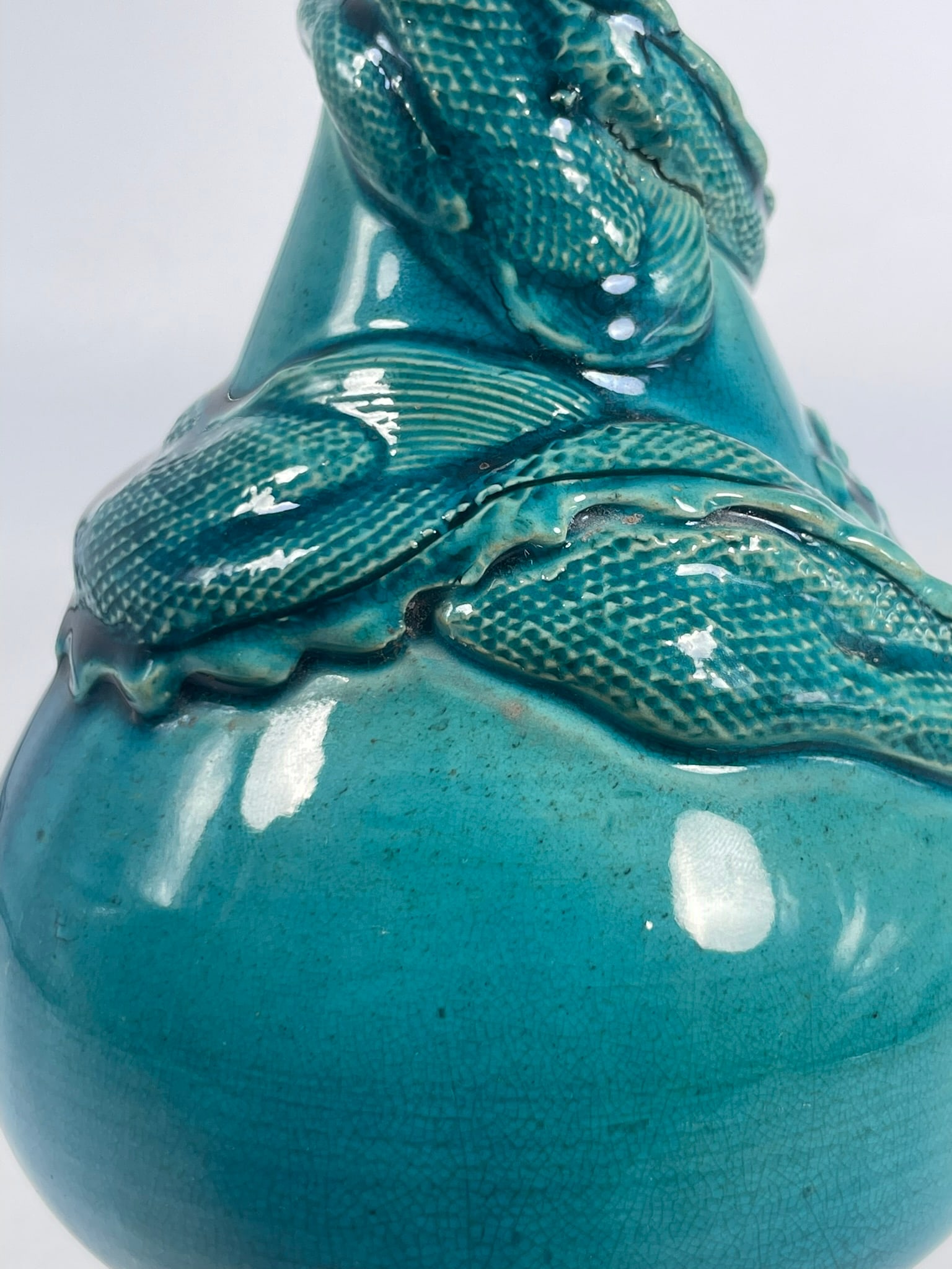 A Chinese Green-Glazed Molded 'Dragon' Porcelain Vase - 7