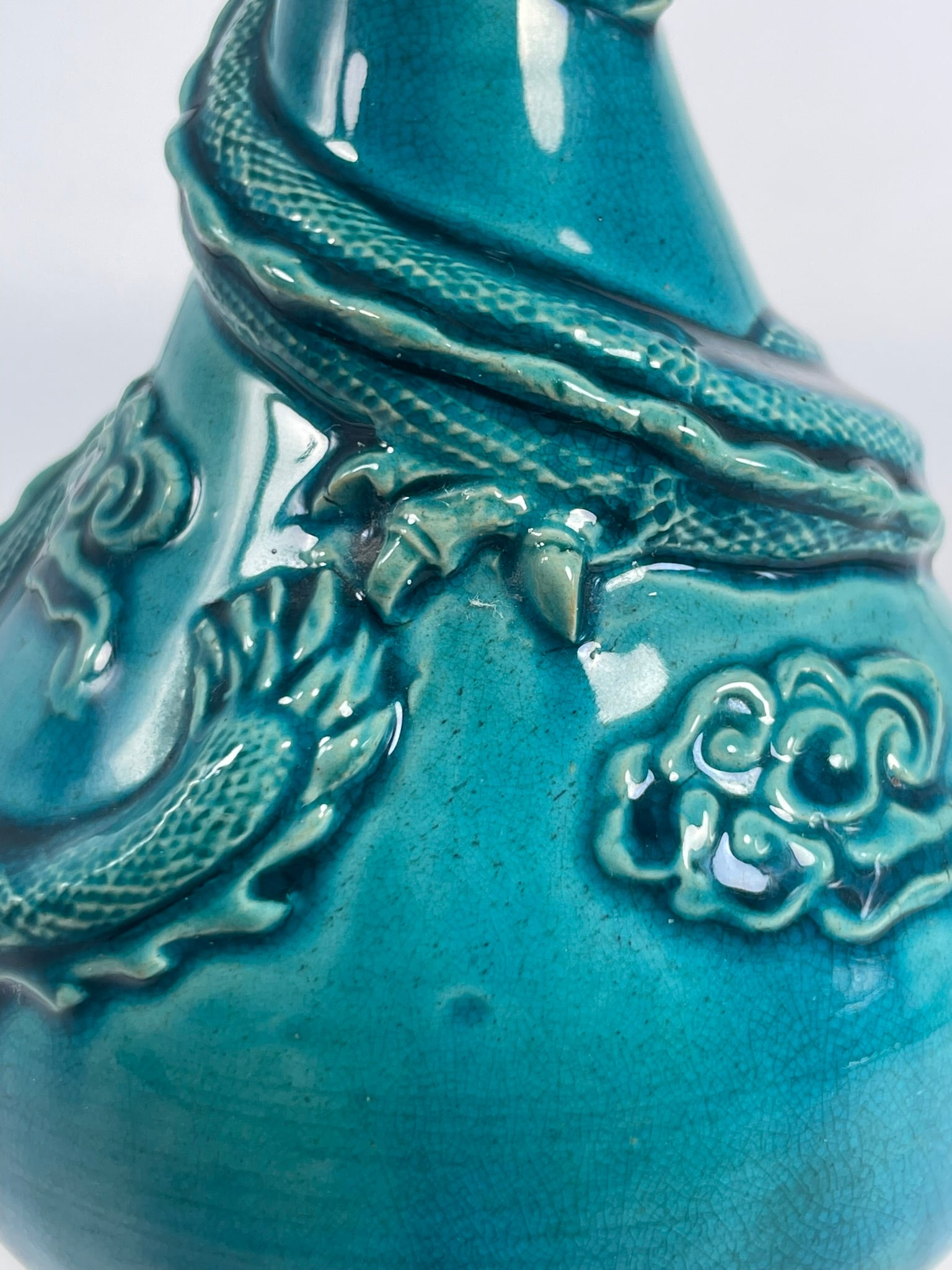 A Chinese Green-Glazed Molded 'Dragon' Porcelain Vase - 9