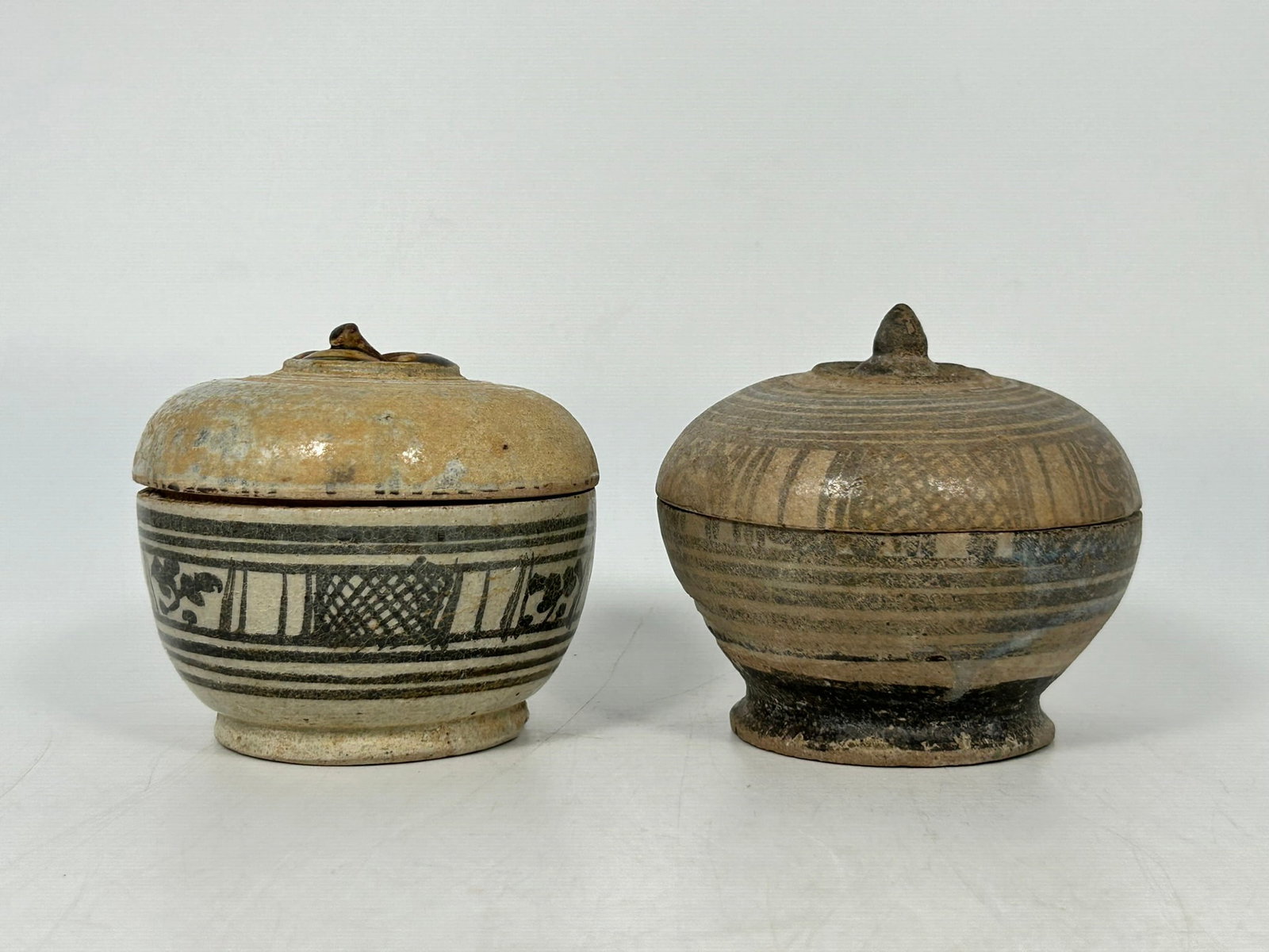 A Group of Six Thai Sawankhalok Porcelain/Pottery Circular Boxes and Covers, Ming Dynasty - 3