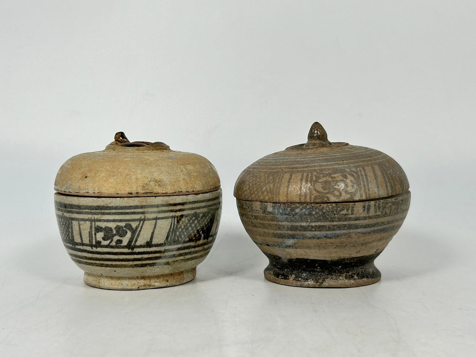 A Group of Six Thai Sawankhalok Porcelain/Pottery Circular Boxes and Covers, Ming Dynasty - 4