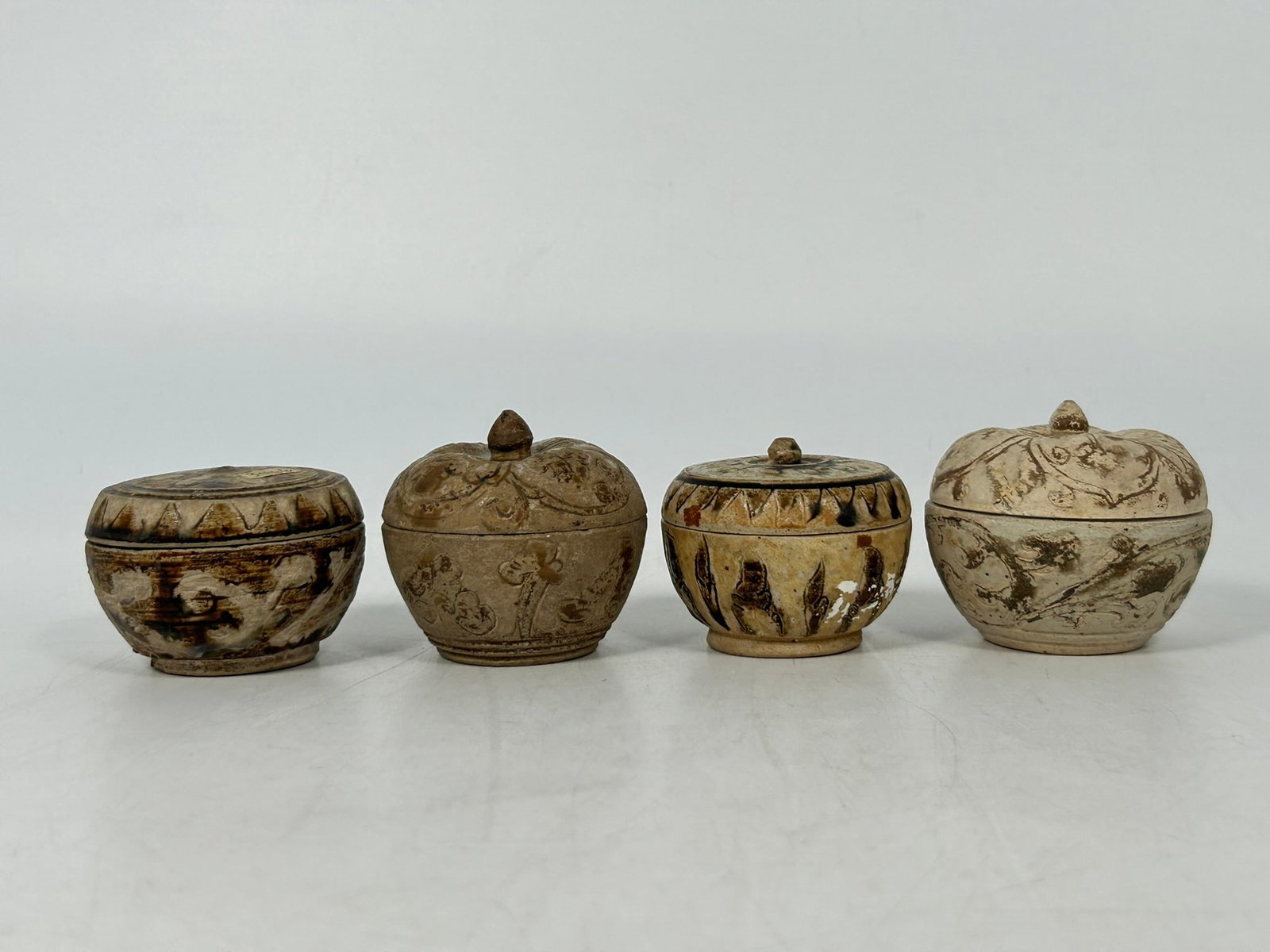 A Group of Six Thai Sawankhalok Porcelain/Pottery Circular Boxes and Covers, Ming Dynasty - 8