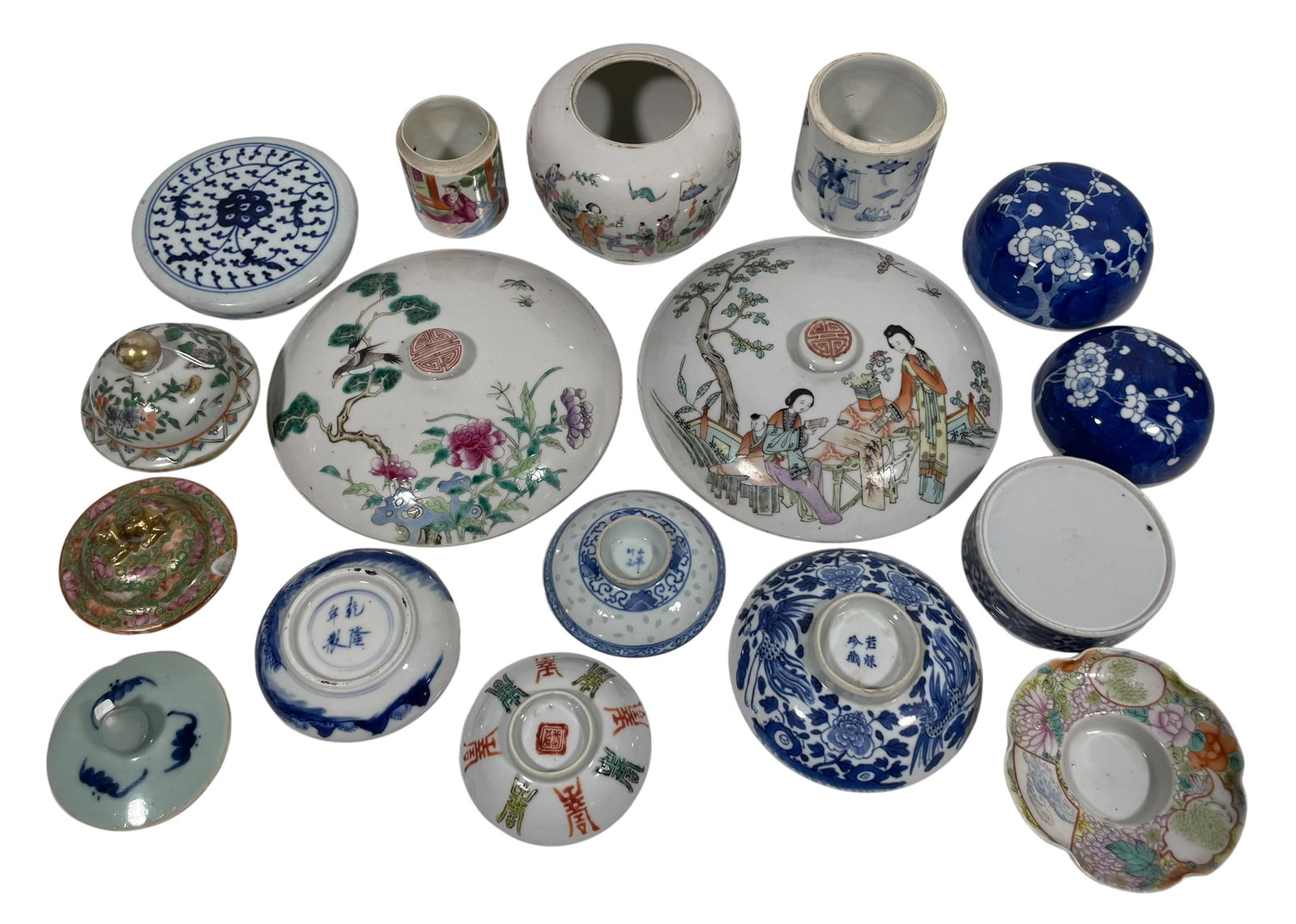 A Group of Seventeen Chinese Porcelain Ware and Covers (1 of 14)