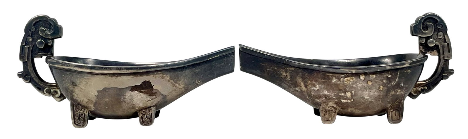 A Pair of Vintage Silver-Plated Gravy Boats: 2.1/2 in. high, 5 in. wide.