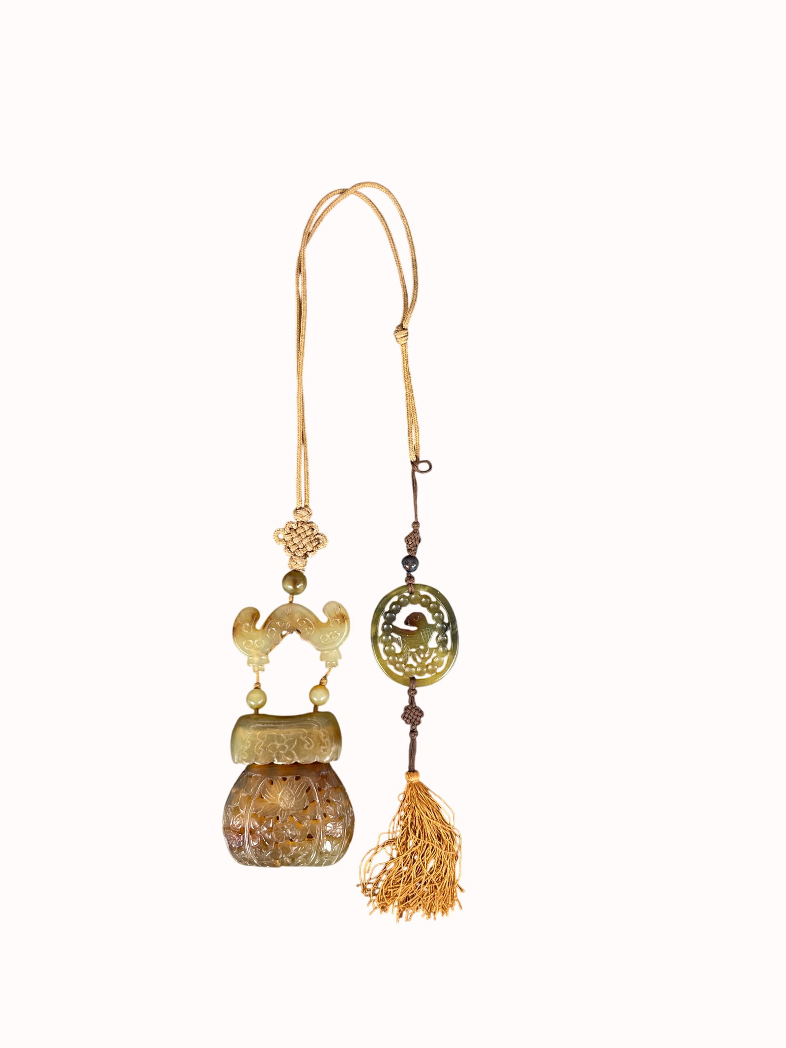 A Chinese Carved Agate Purse and Cover (1 of 13)