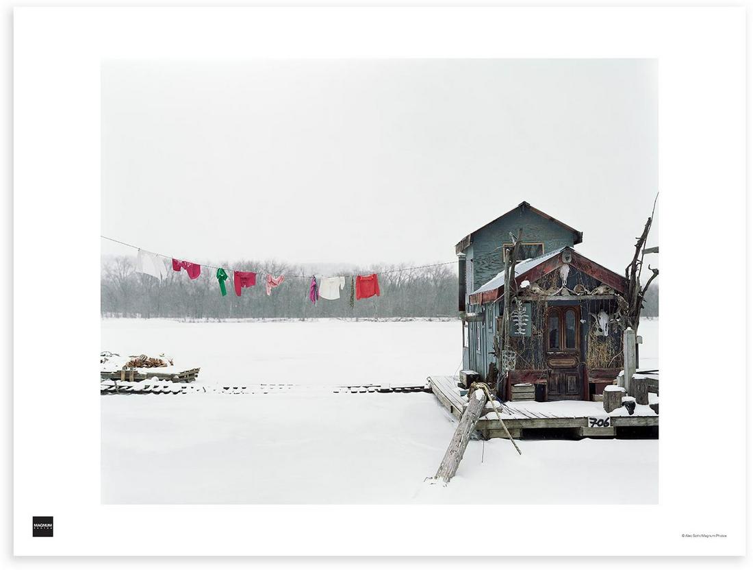 Alec SOTH Pierreâ€™s Houseboat, Winona, Minnesota, 2002 - Printing on poster paper: Alec SOTHPierre's Houseboat, Winona, Minnesota, 2002 - PosterPrinting on poster paperExcellent conditionHeight : 45.7 cm / Width : 61 cm
