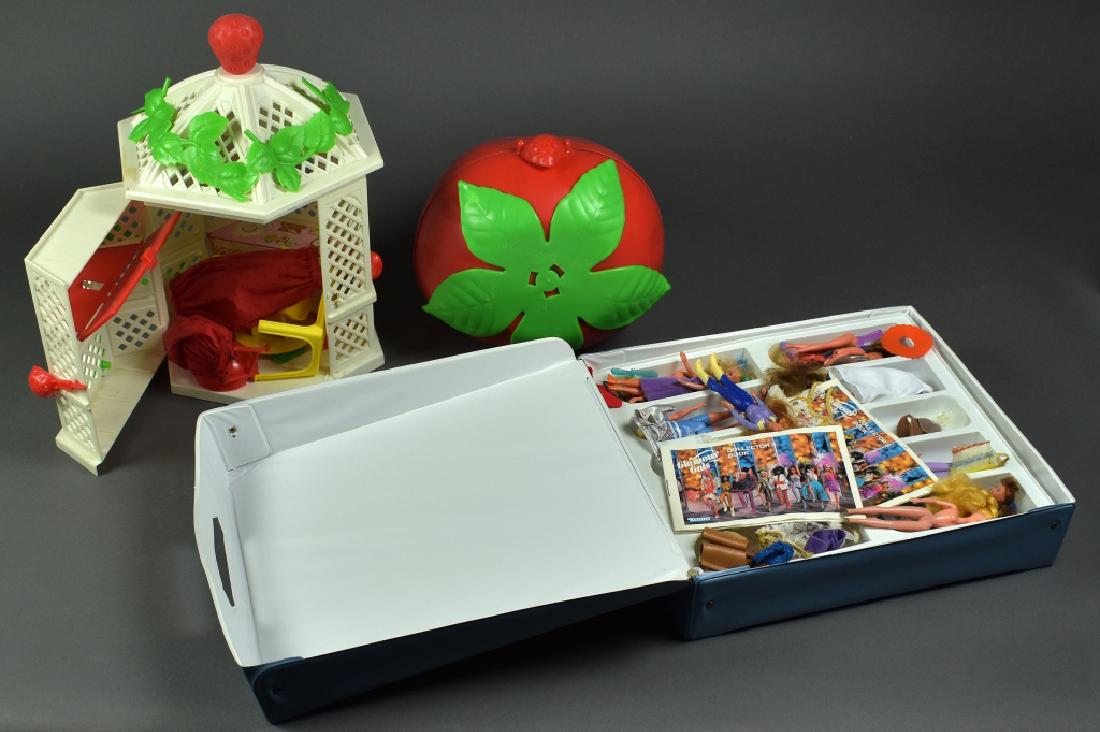 Kenner Glamour Gals and Strawberry Shortcake: Includes a Miniature Dolls Collectibles Case with Kenner Glamour Gals figures and accessories, overall good condition. Along with a Strawberry Shortcake strawberry case with dolls and accessories and